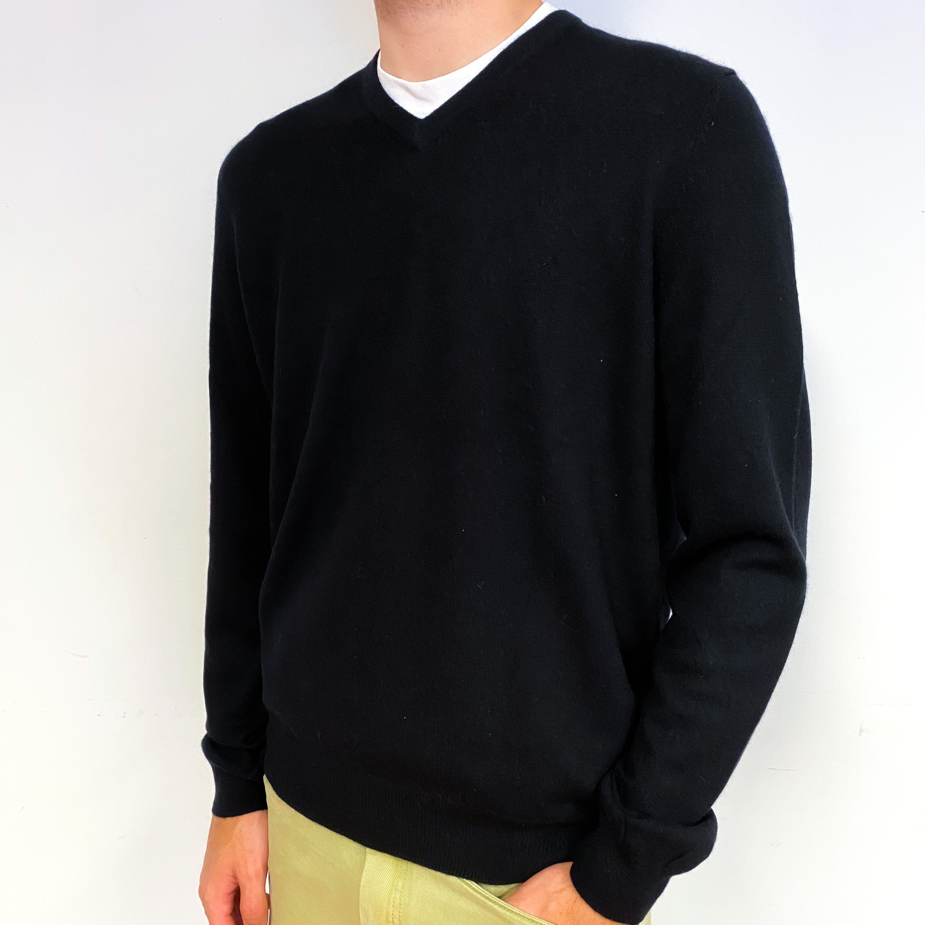 Men's Black Cashmere V-Neck Jumper Large