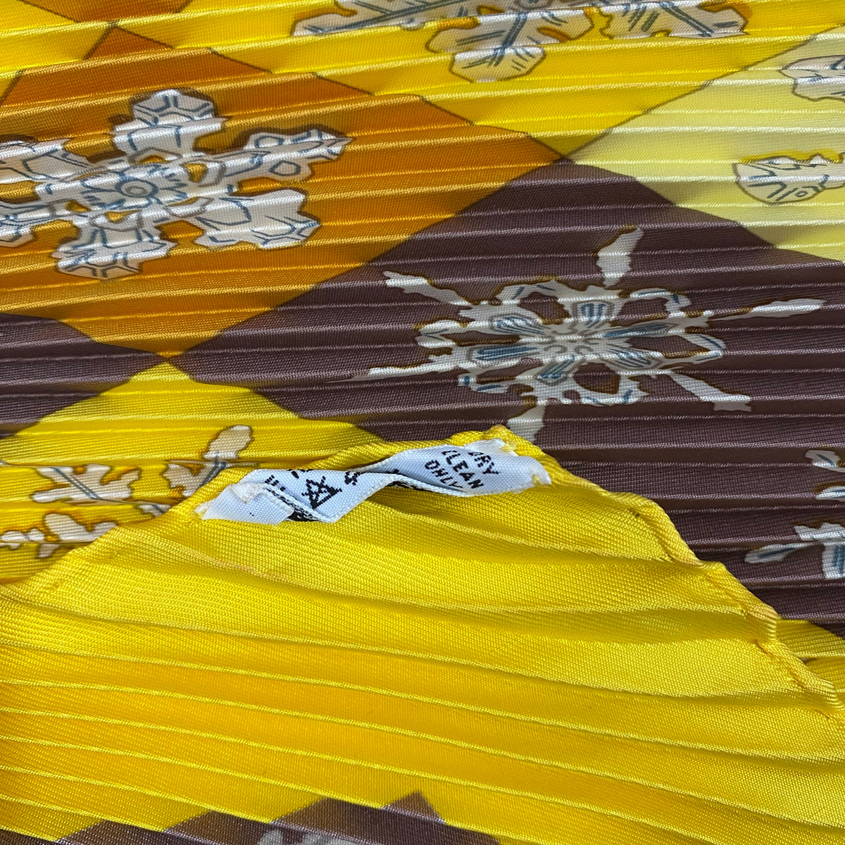 Pristine Boxed Hermès Feux de L'hiver Silk Plisse Scarf