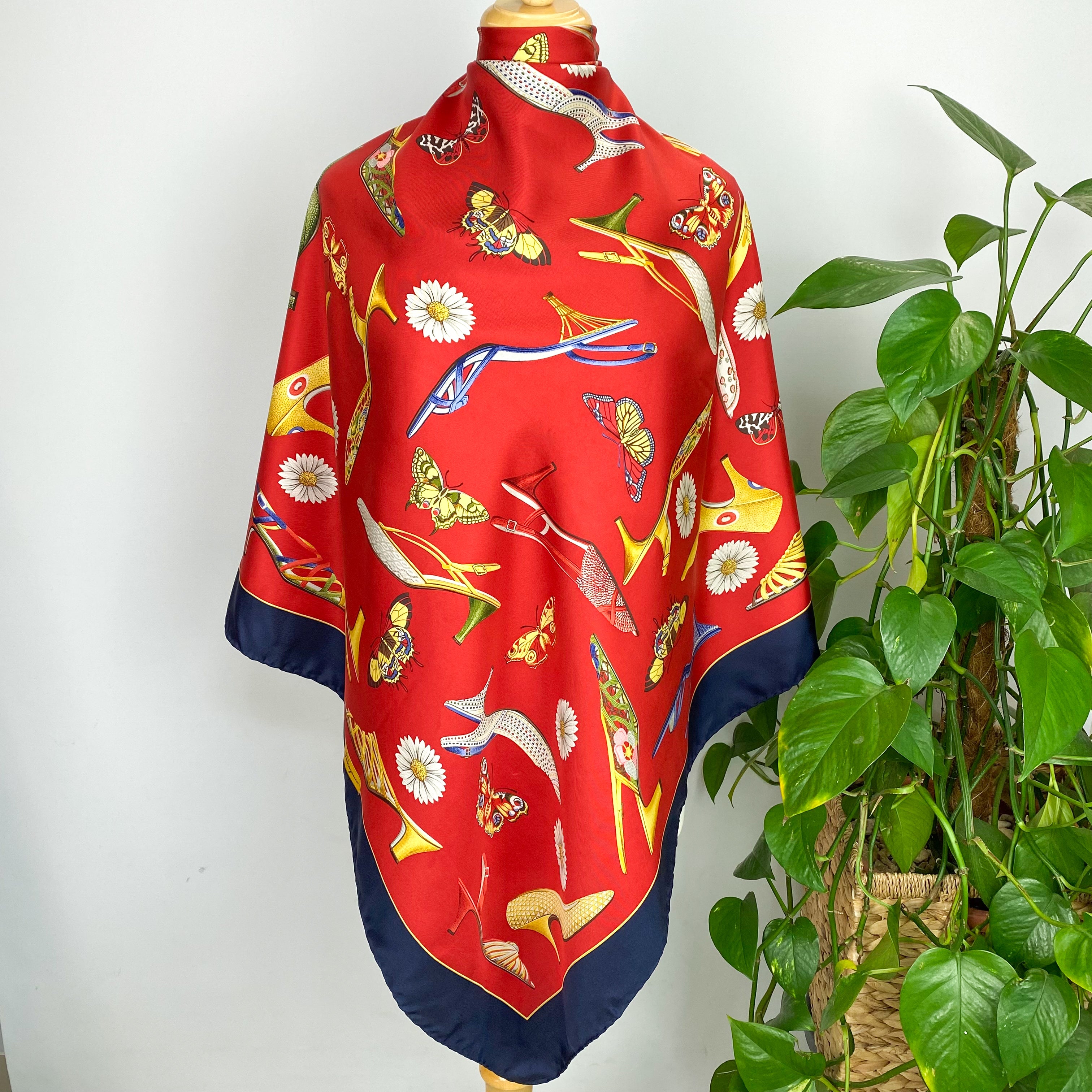 Immaculate Salvatore Ferragamo Designer Silk Scarf