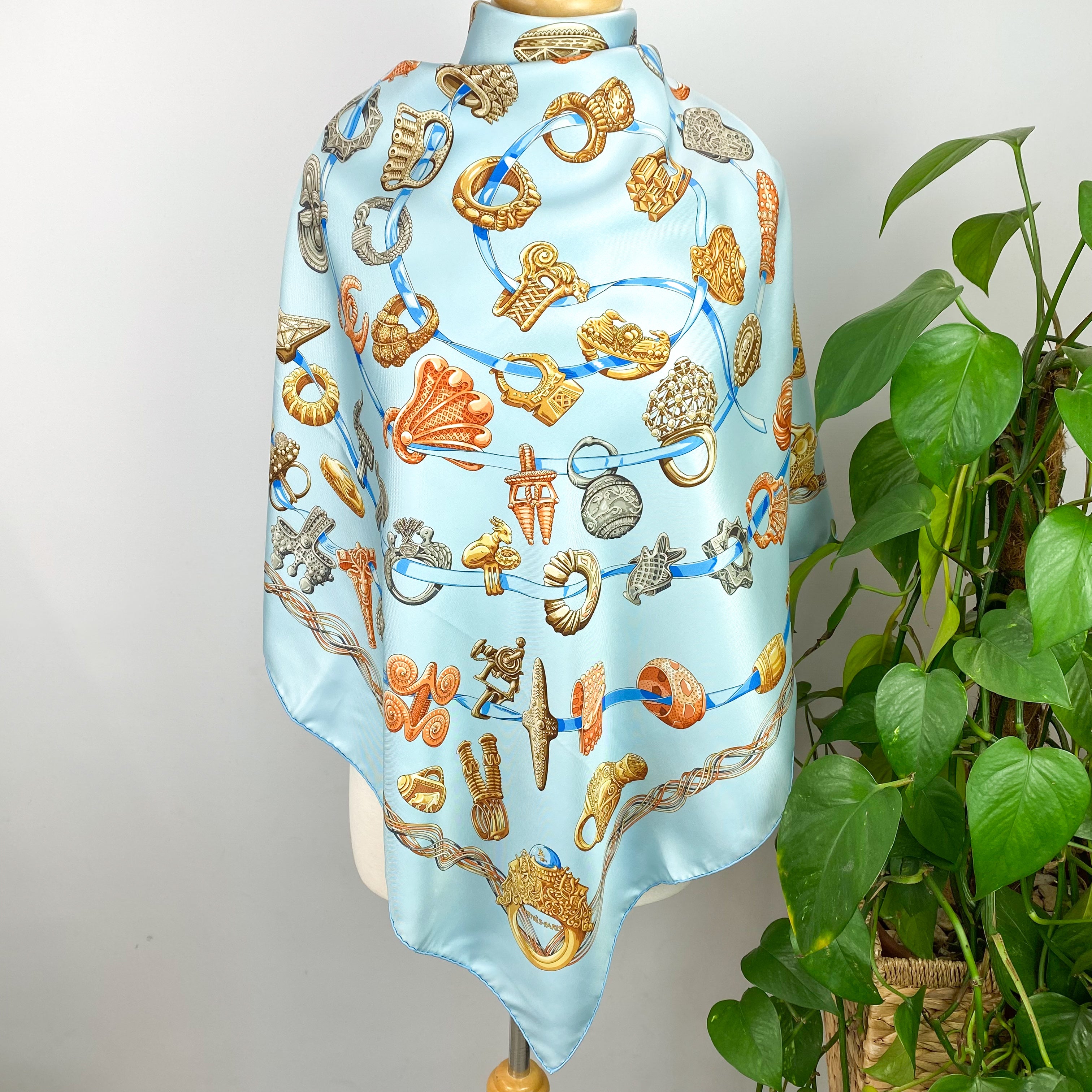 Brand New Boxed Hermés Alliances du Monde Silk Scarf