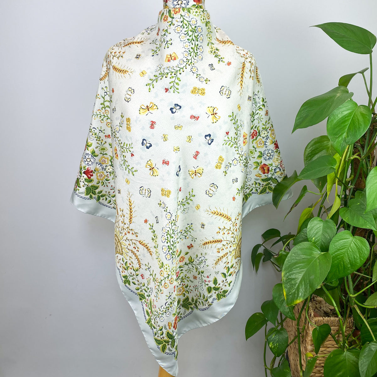 Immaculate Past Times Floral Vintage Silk Scarf