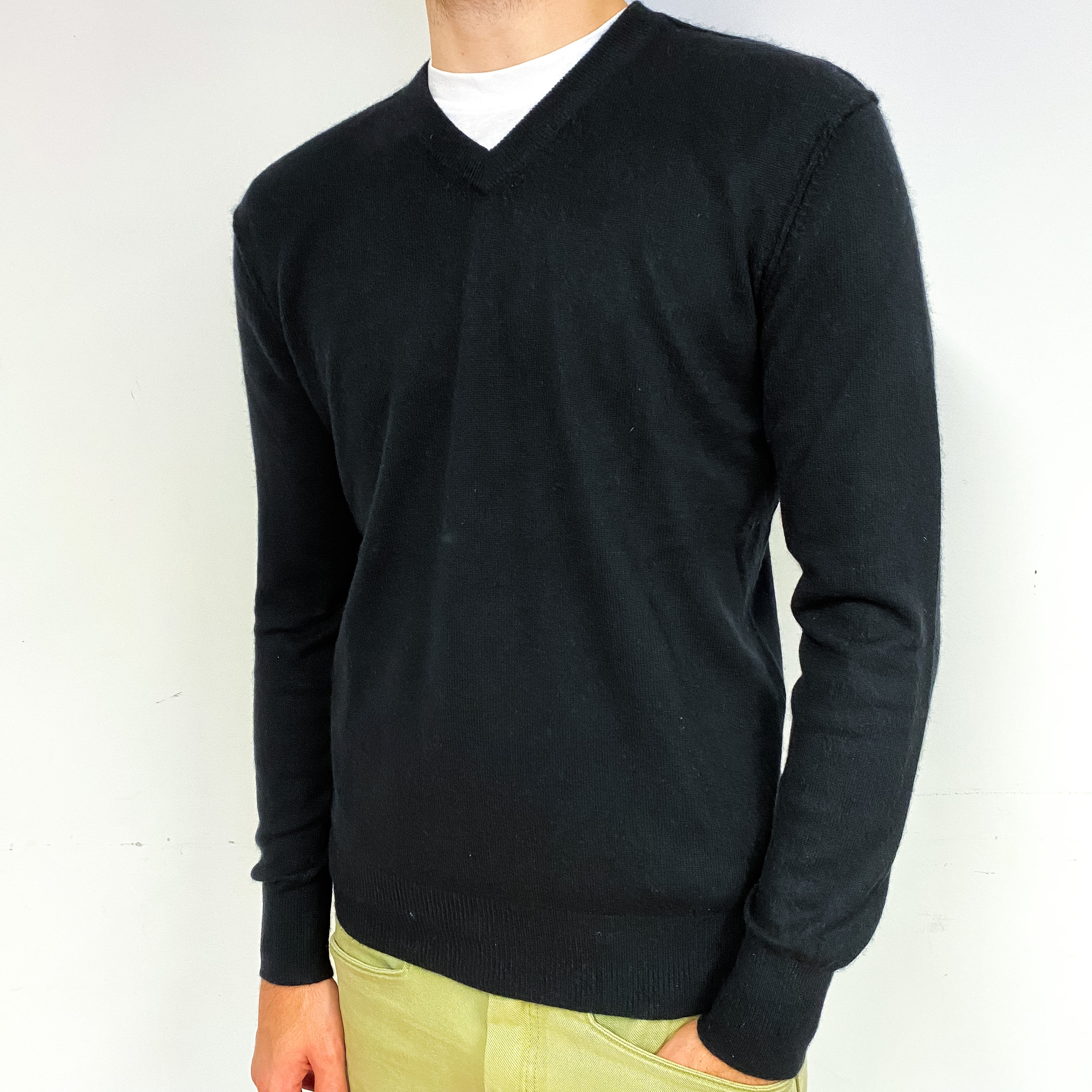 Men's Black Cashmere V-Neck Jumper Medium