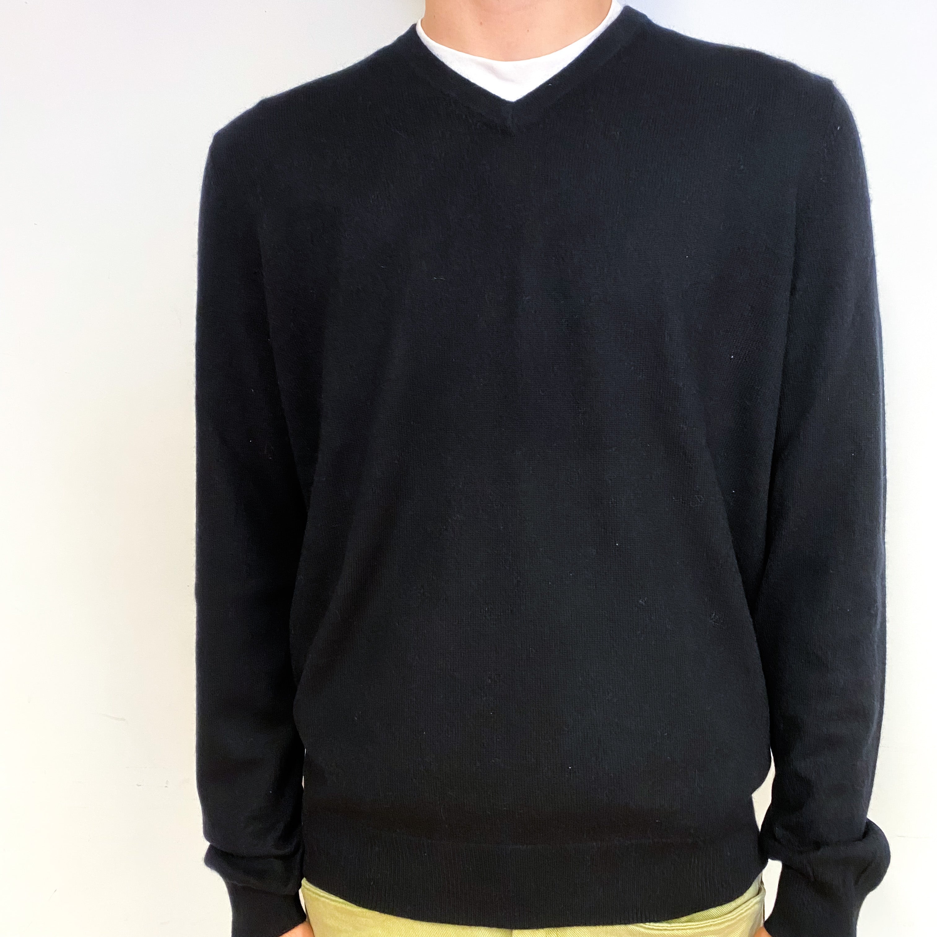 Men's Black Cashmere V-Neck Jumper Large