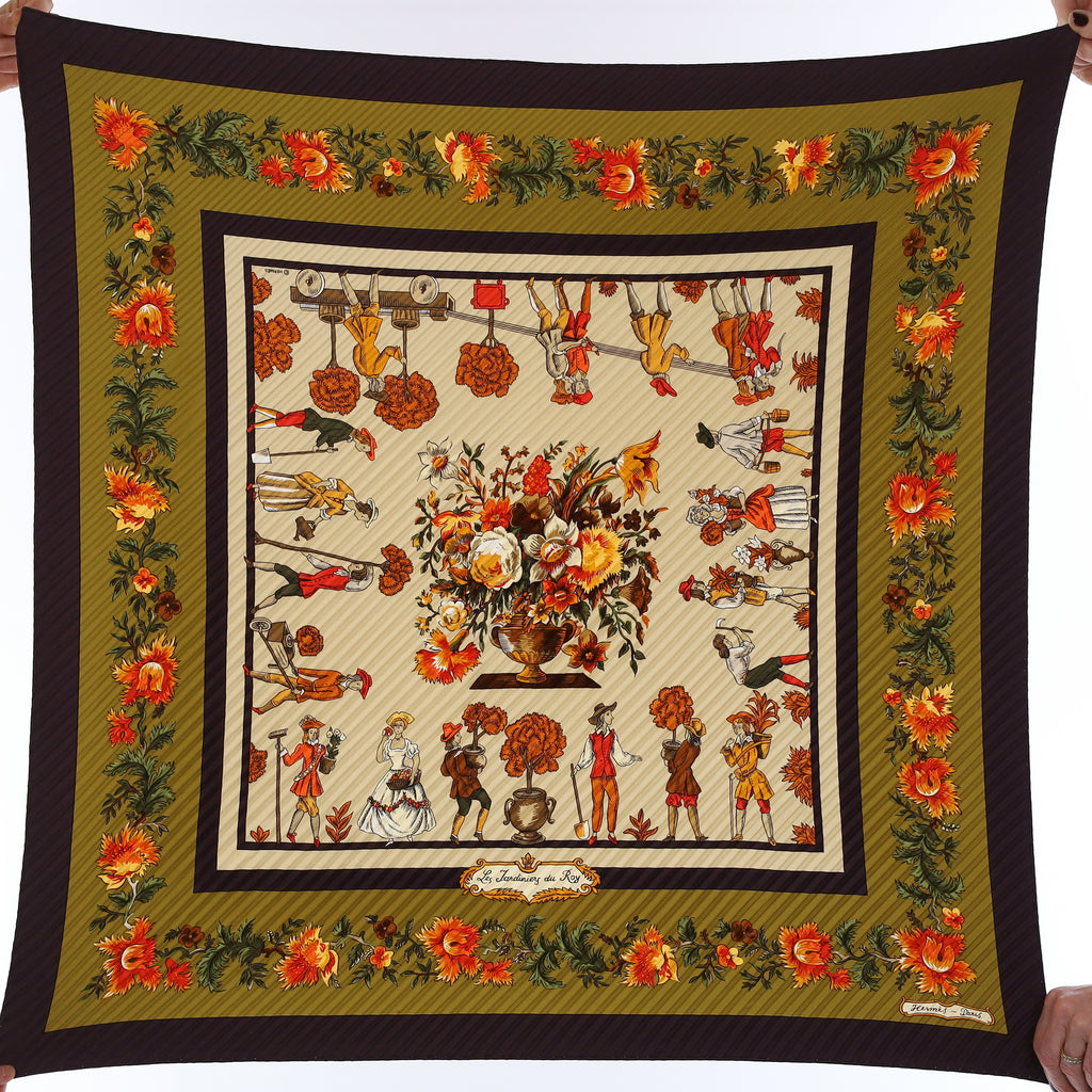Pristine Boxed Hermès Les Jardiniers du Roy Vintage Silk Plisse Scarf