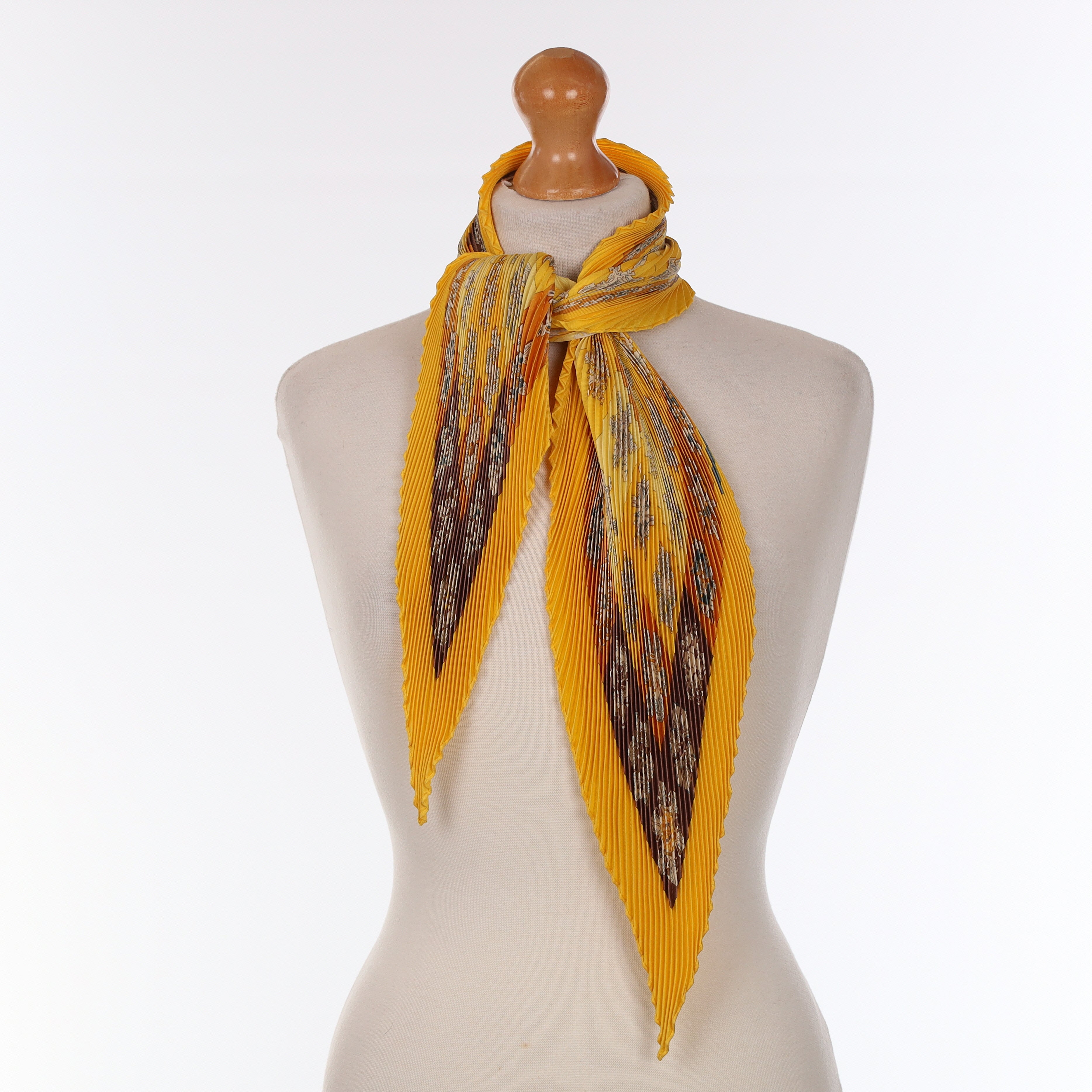 Pristine Boxed Hermès Feux de L'hiver Silk Plisse Scarf