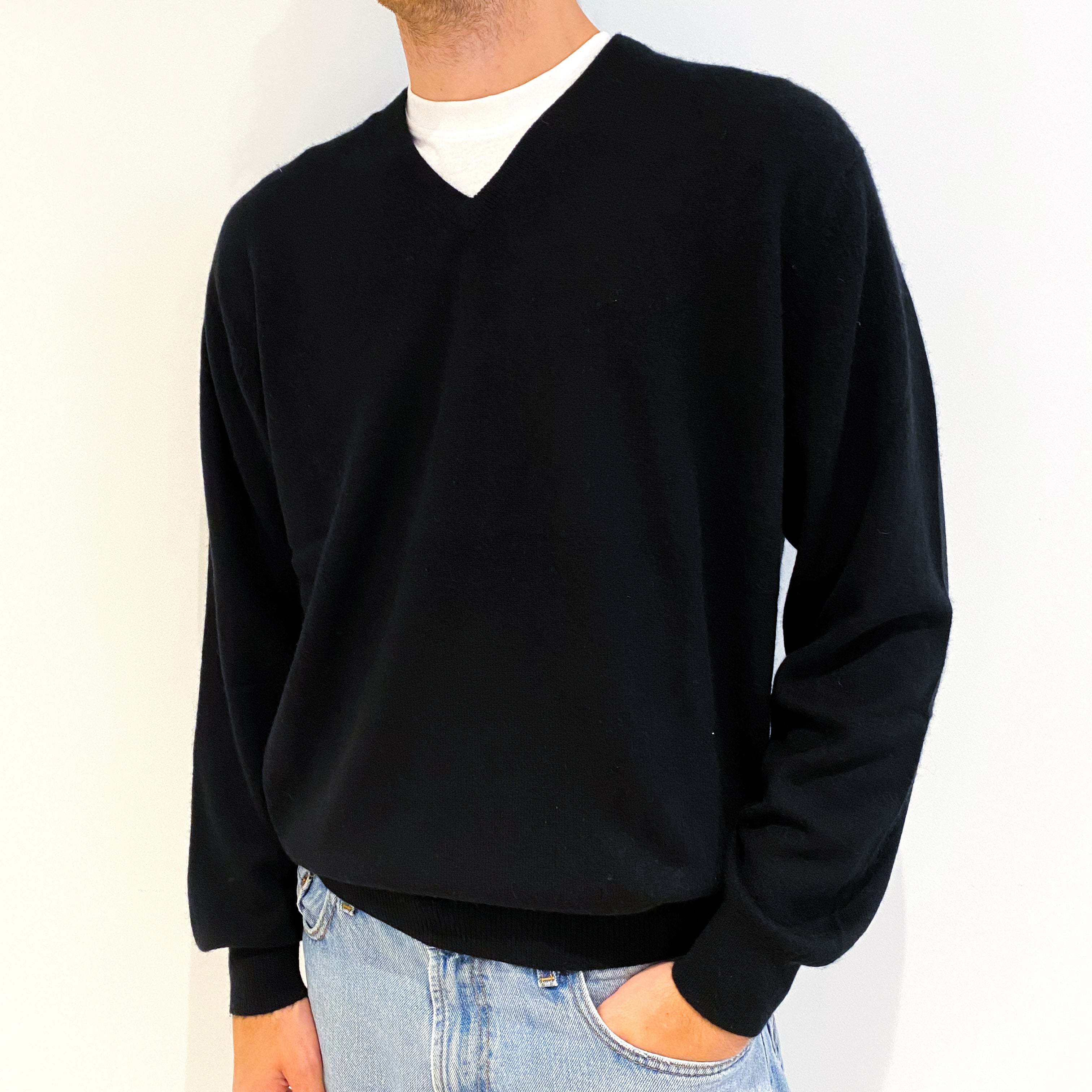 Men's Black Cashmere V-Neck Jumper Large