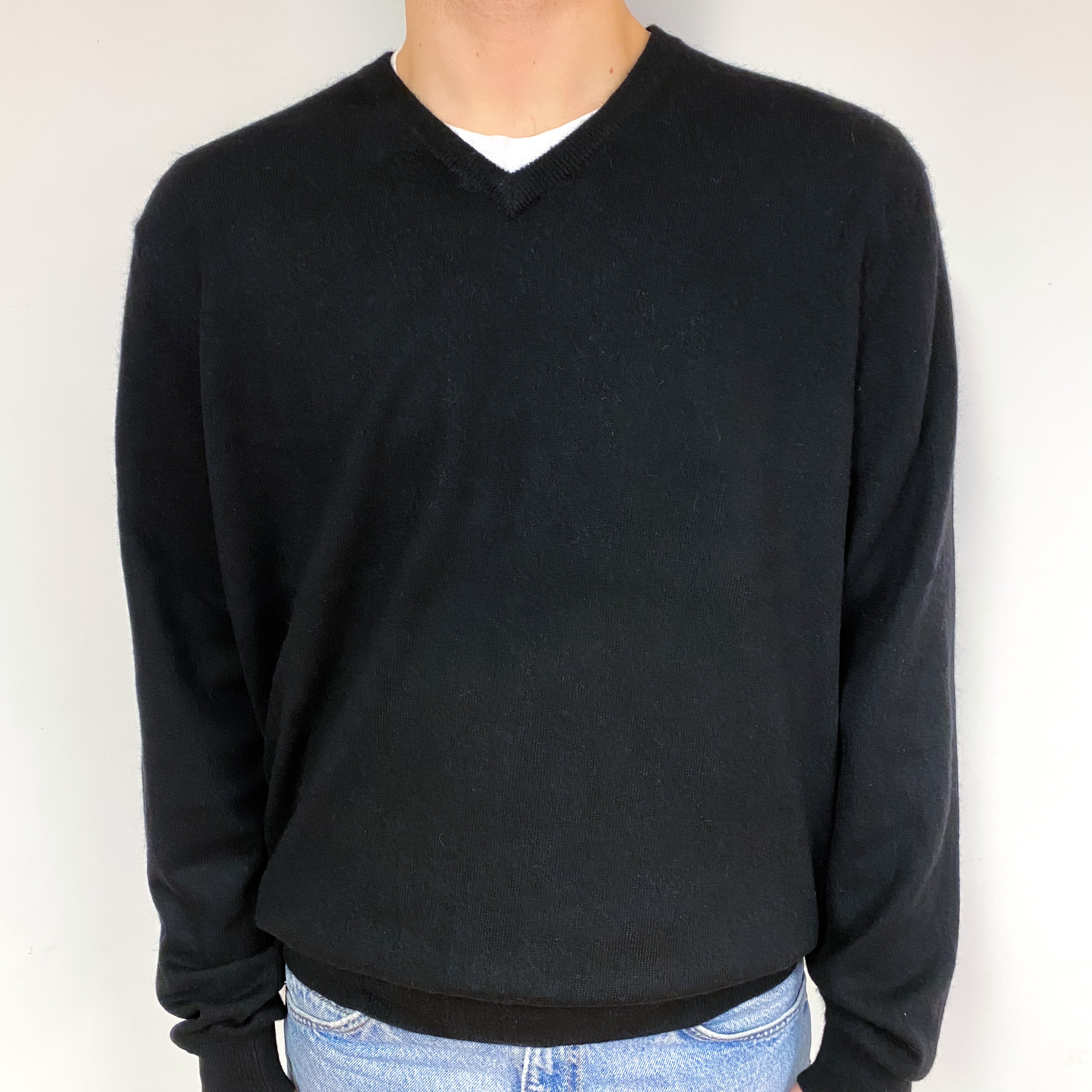 Men's Black Cashmere V-Neck Jumper Large