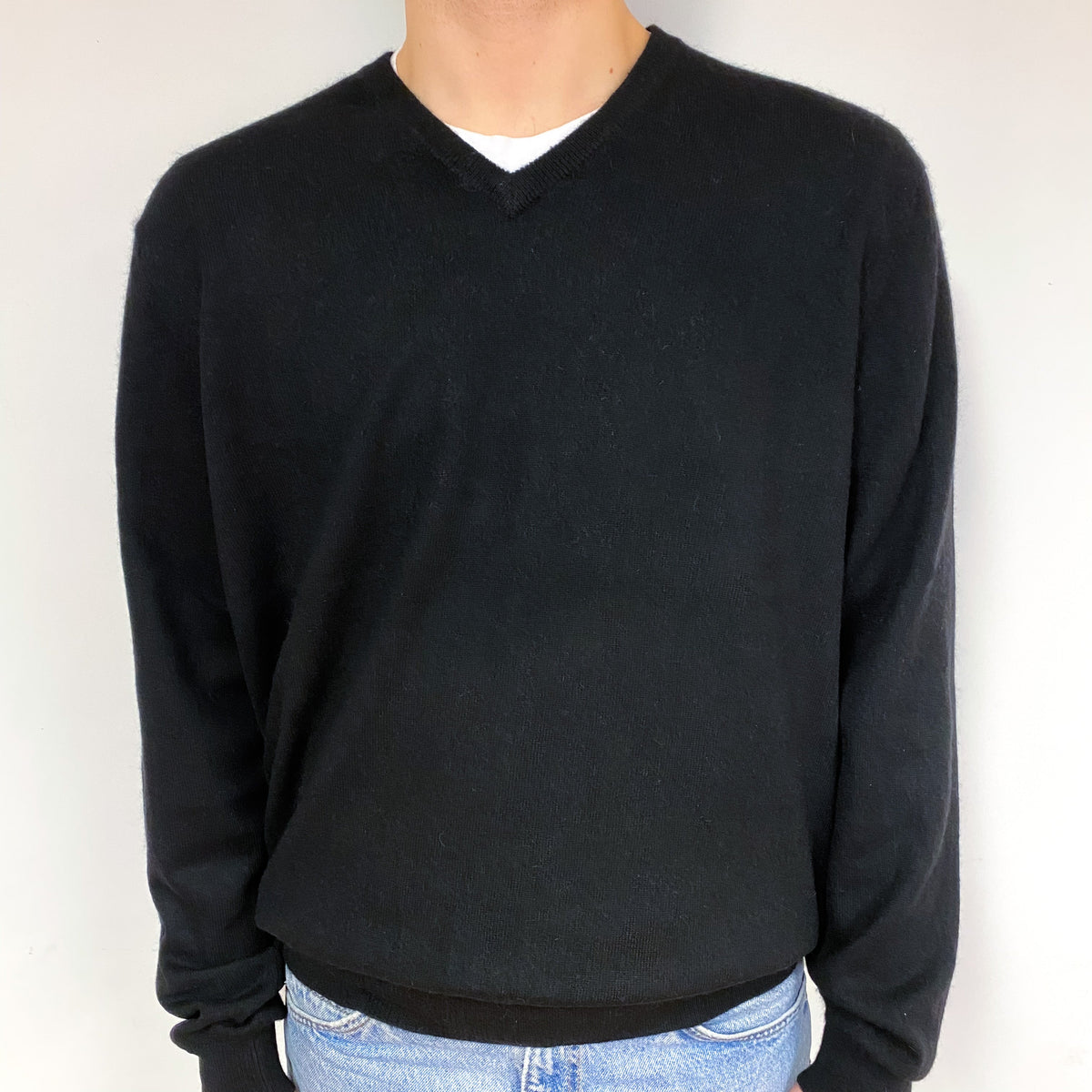Men's Black Cashmere V-Neck Jumper Large