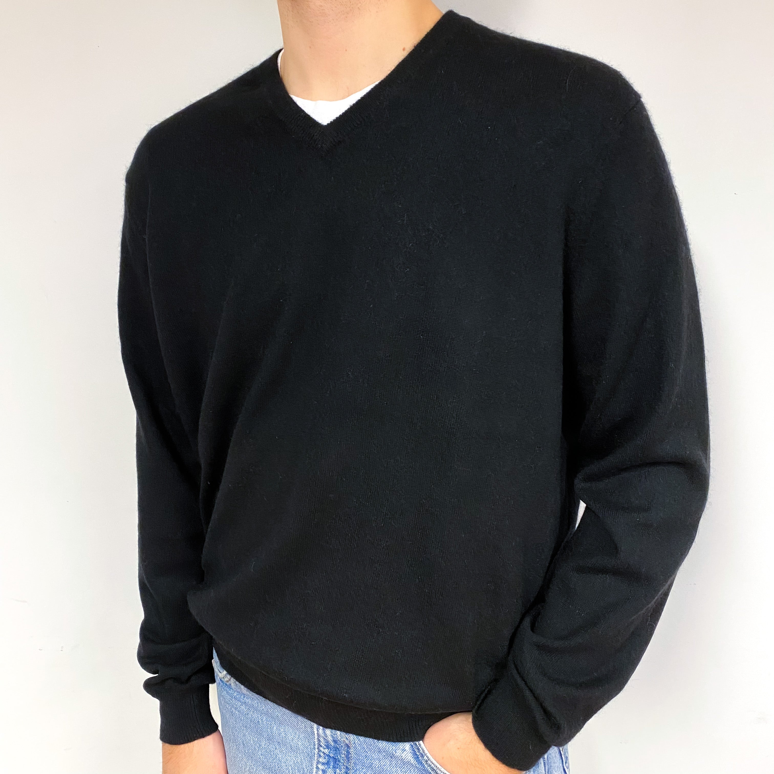 Men's Black Cashmere V-Neck Jumper Large