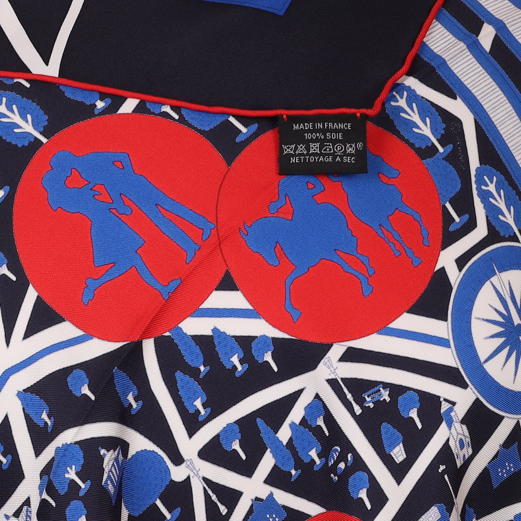 Brand New Boxed Hermès Les Nouveaux Amoureux de Paris Silk Scarf