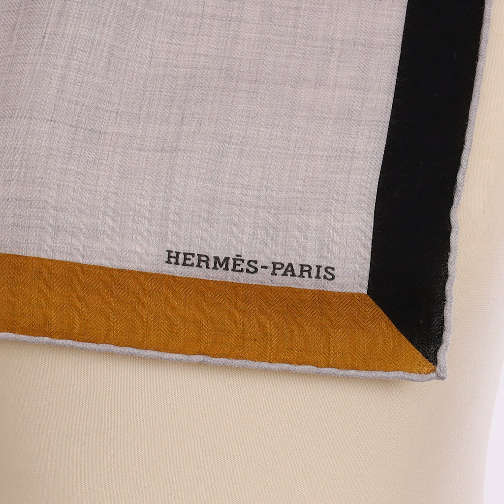 Brand New Boxed Hermès Couvertures et Tenues de Jour Pour L'écurie L'attente et la Présentation Cashmere Blend Scarf