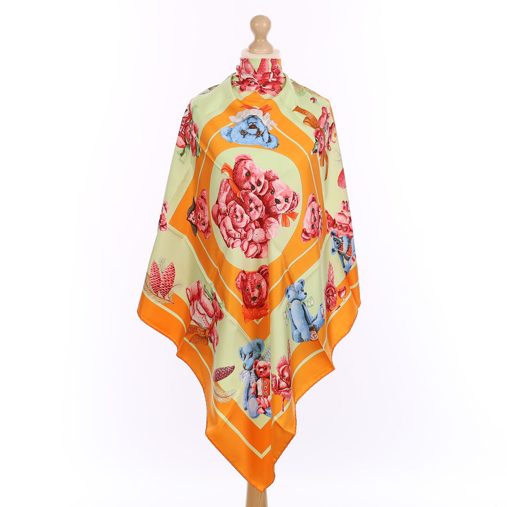 Brand New Boxed Hermès Confidents des Coeurs Silk Scarf