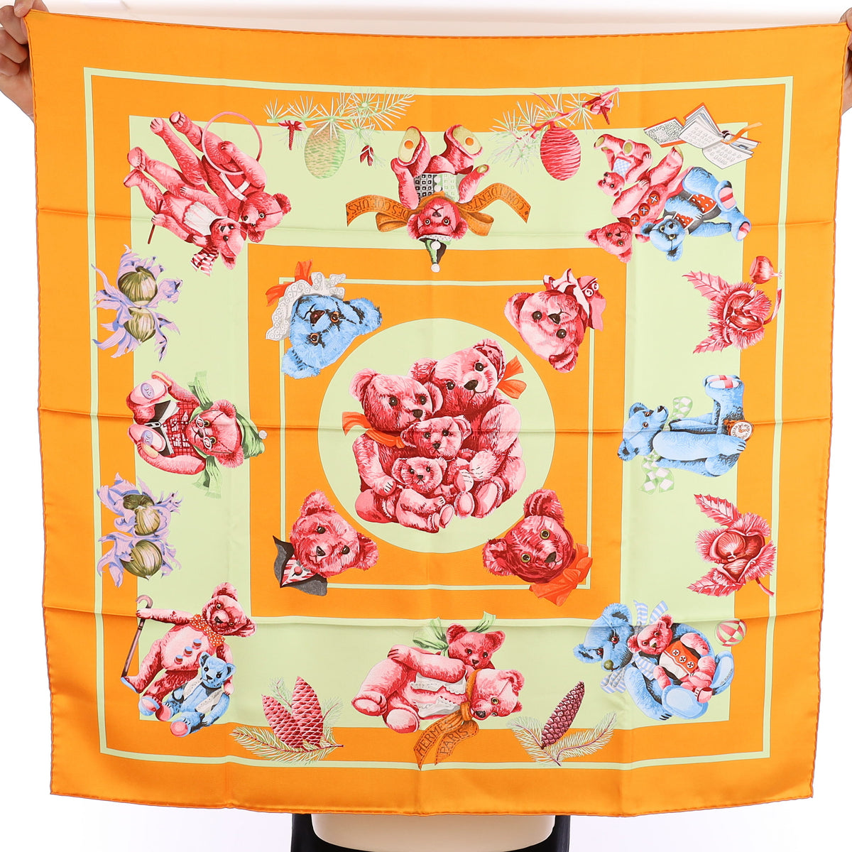 Brand New Boxed Hermès Confidents des Coeurs Silk Scarf