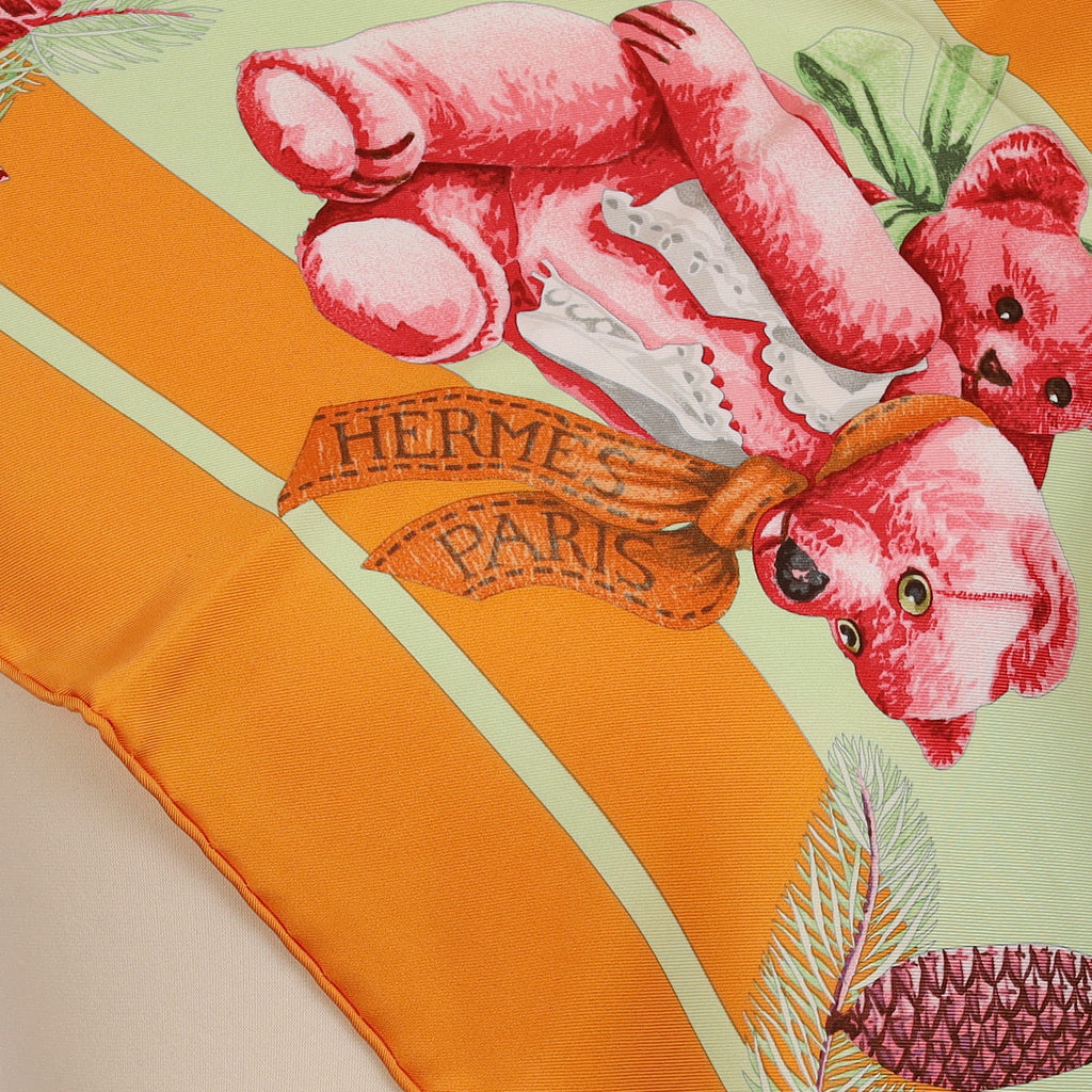 Brand New Boxed Hermès Confidents des Coeurs Silk Scarf