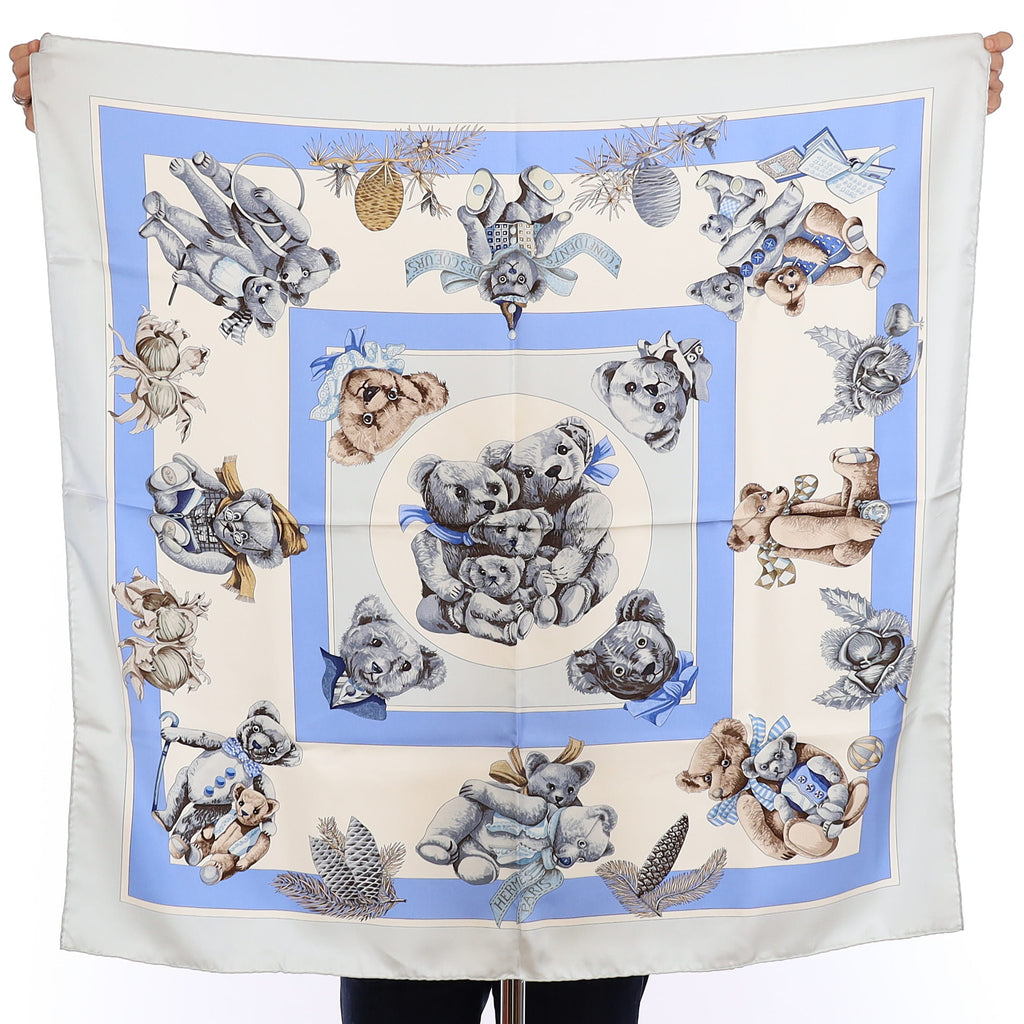 Pristine Boxed Hermès Confidents Descoeurs Silk Scarf