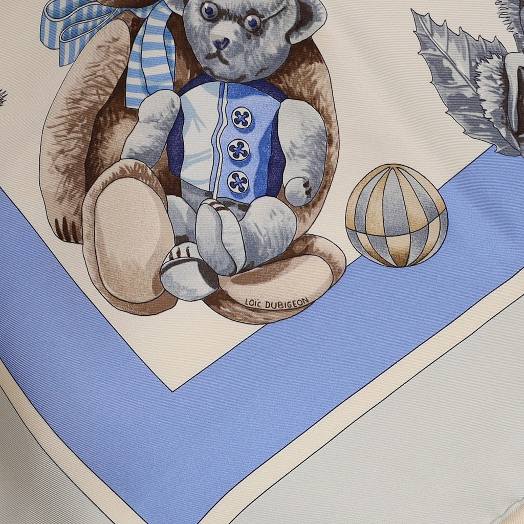 Pristine Boxed Hermès Confidents Descoeurs Silk Scarf