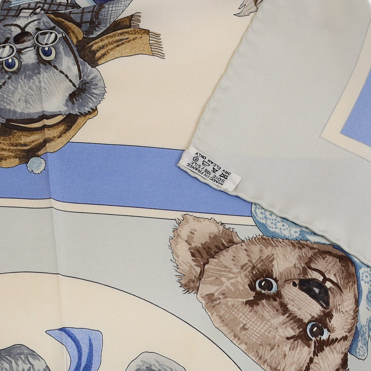 Pristine Boxed Hermès Confidents Descoeurs Silk Scarf