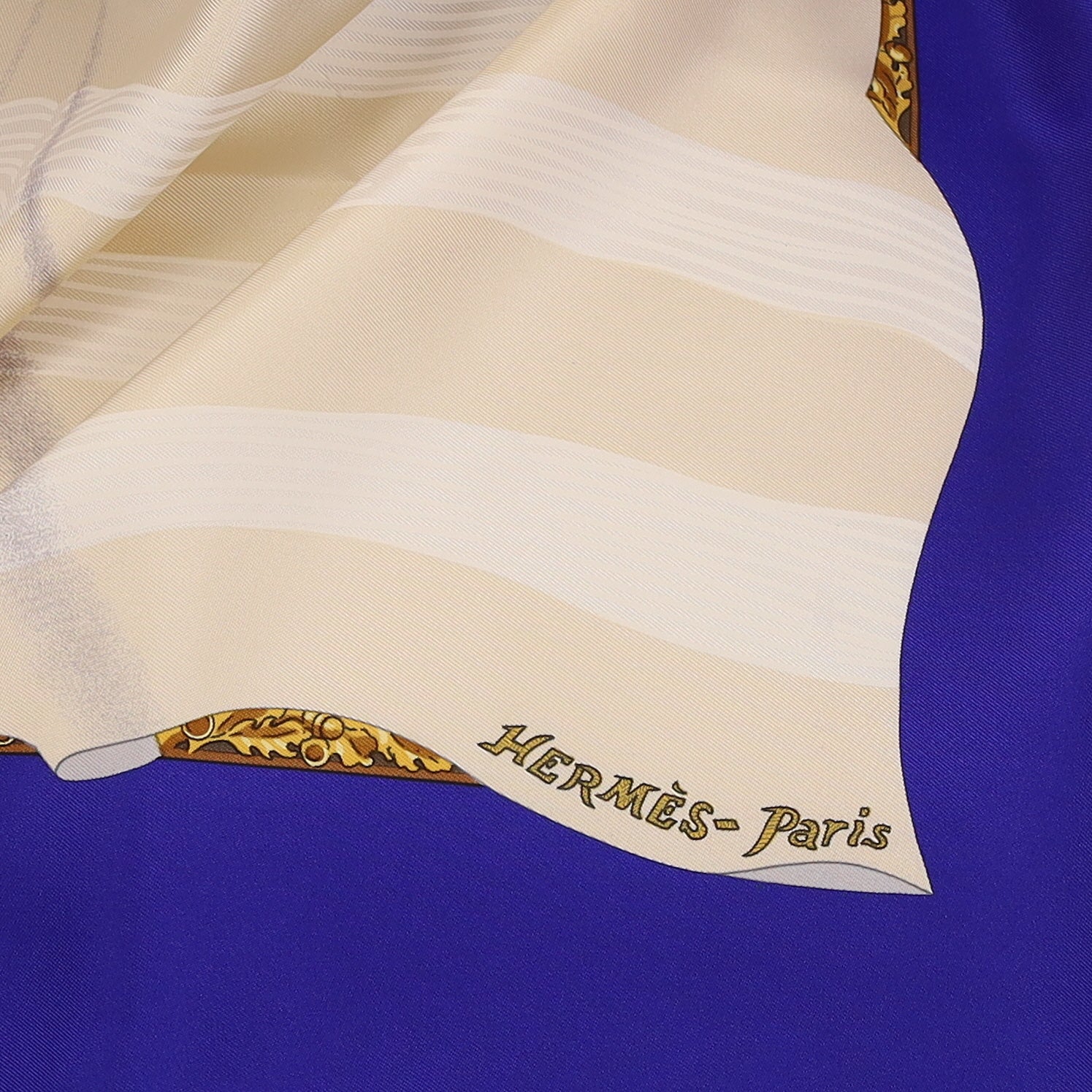Pristine Boxed Hermès Souvenirs de Paris Silk Scarf