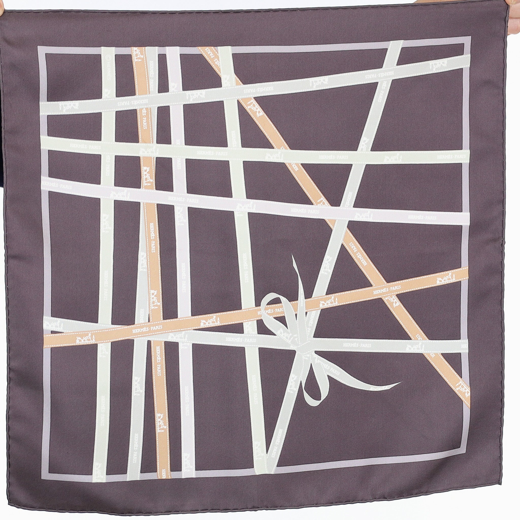 Pristine Hermès 42 Bolduc Vintage Silk Scarf
