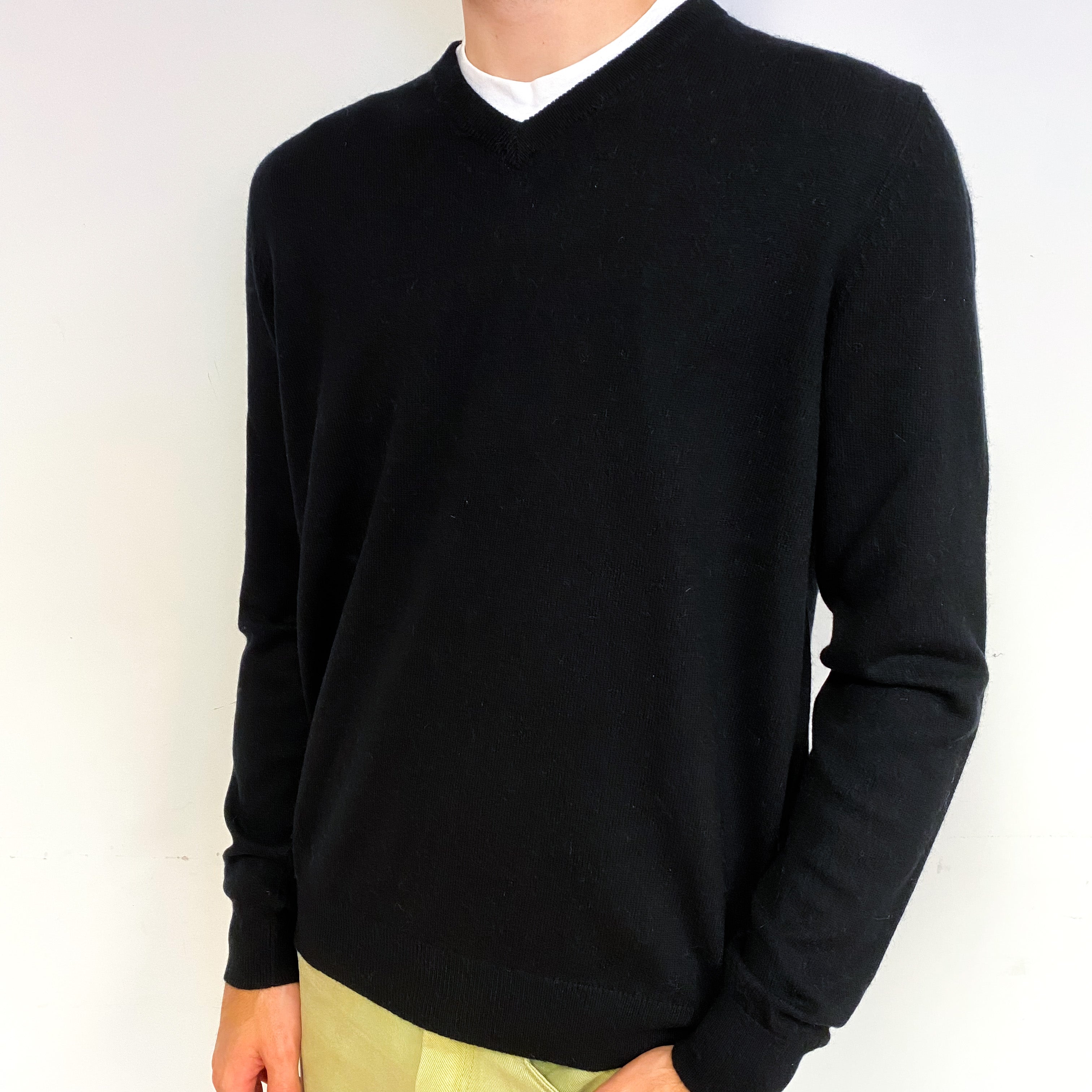 Men's Black Cashmere V-Neck Jumper Large