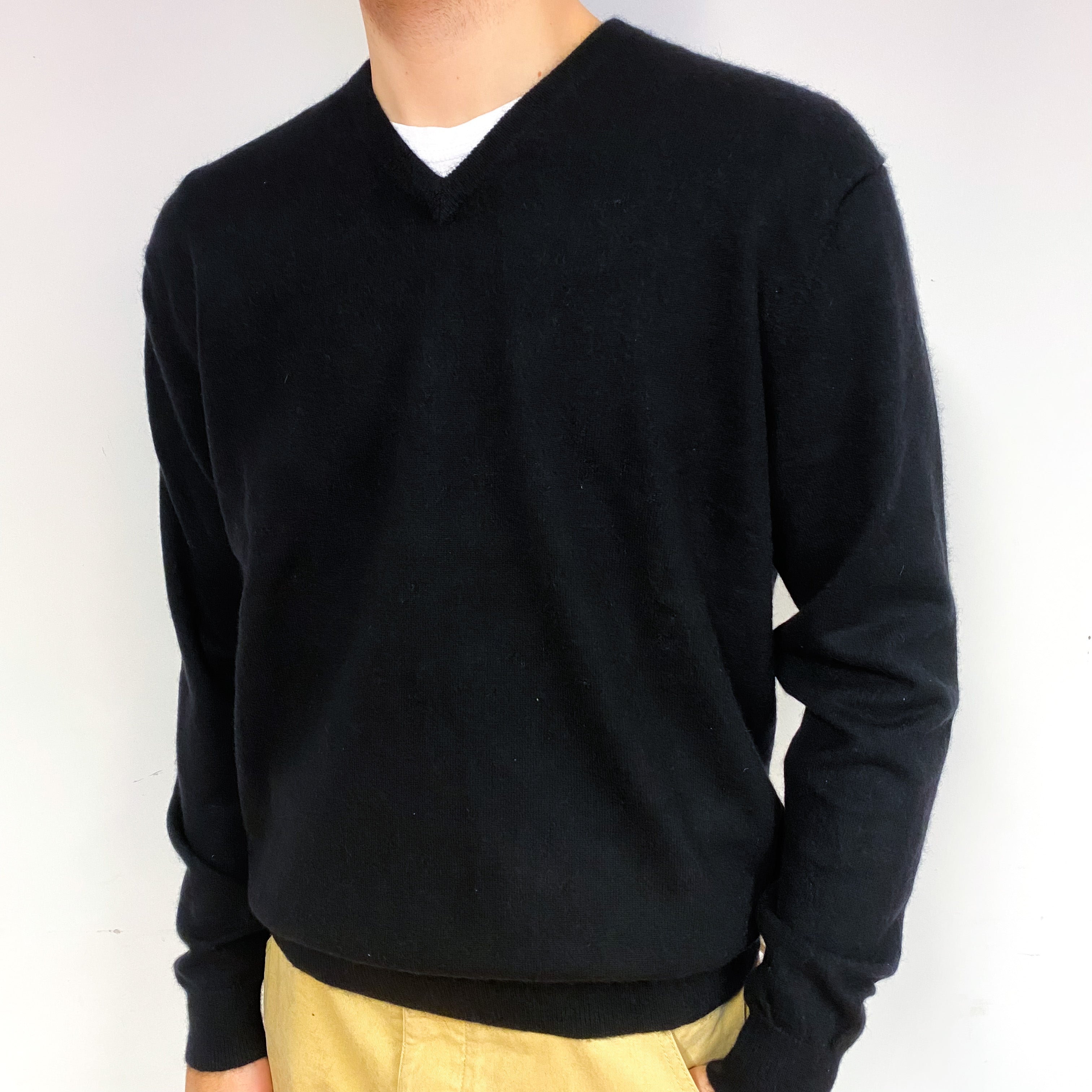 Men's Black Cashmere V-Neck Jumper Large