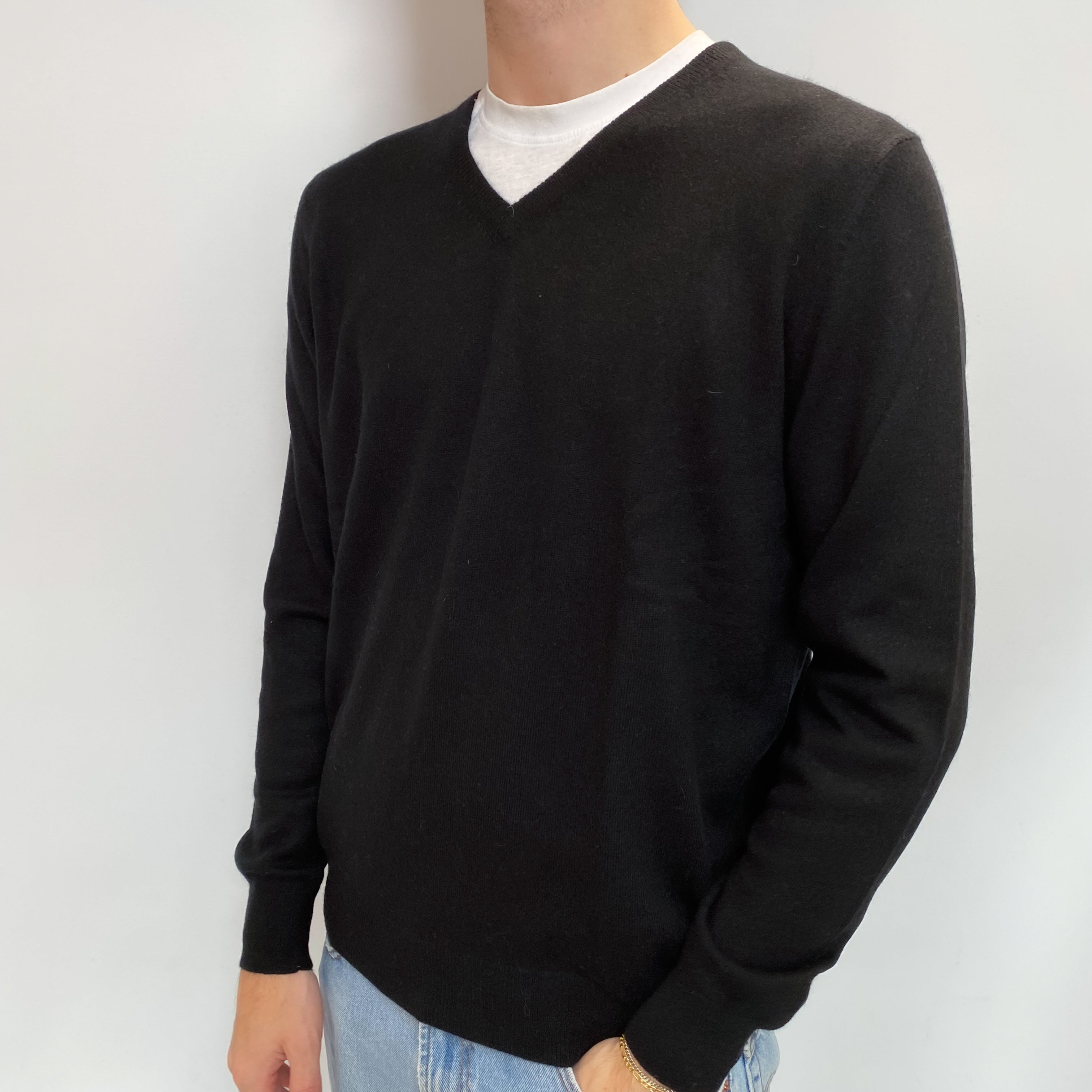 Men's Black Cashmere V Neck Jumper Large