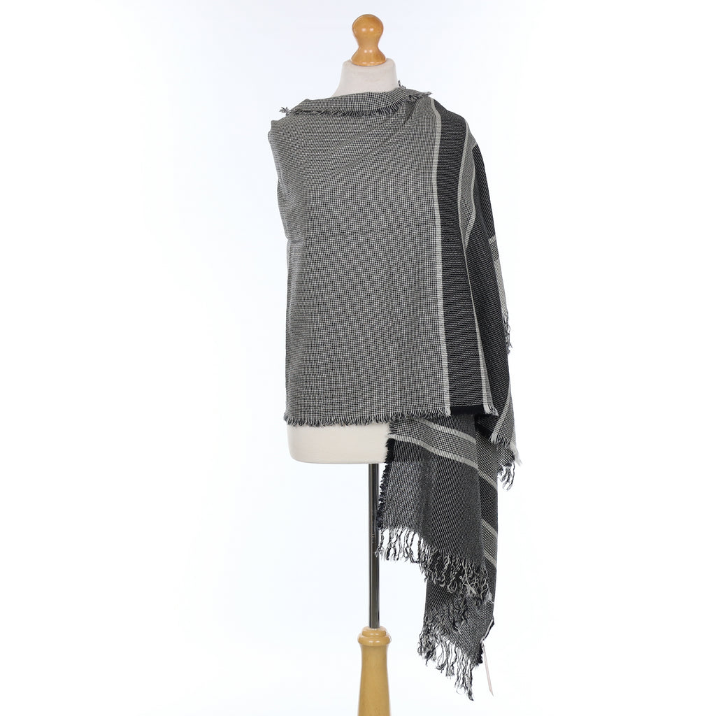 Brand New Begg & Co Black and White Dogtooth Cashmere Woven Wrap