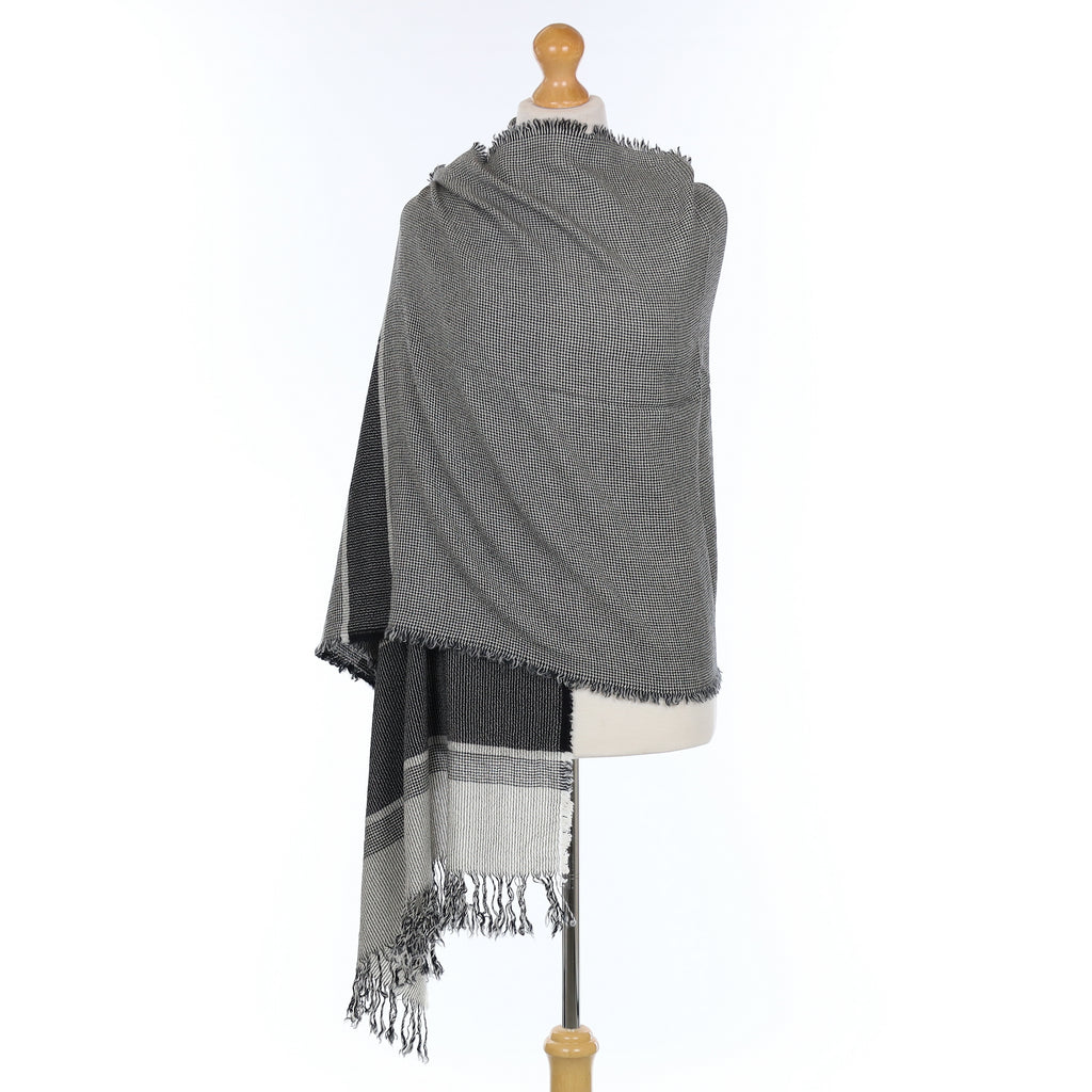 Brand New Begg & Co Black and White Dogtooth Cashmere Woven Wrap