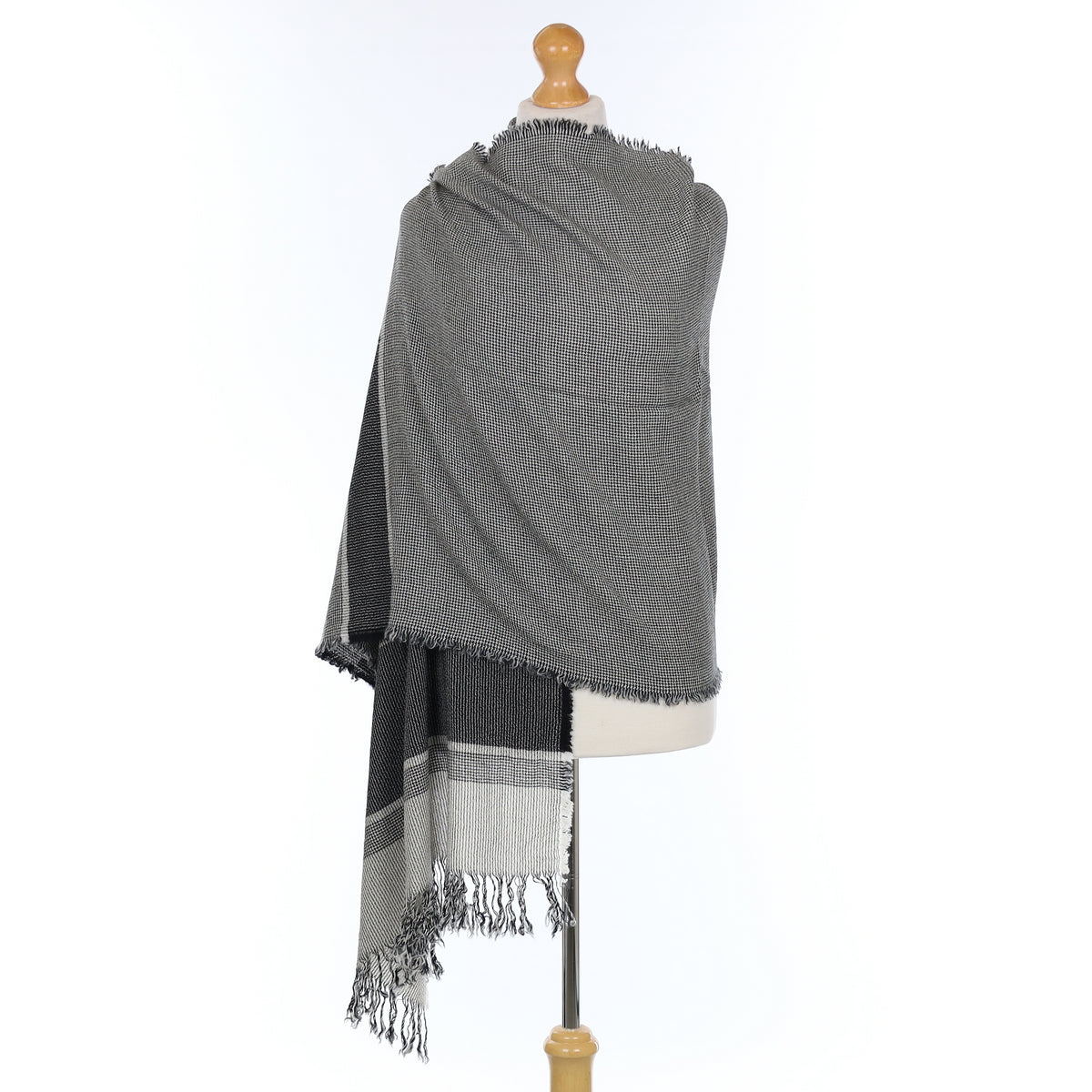 Brand New Begg & Co Black and White Dogtooth Cashmere Woven Wrap