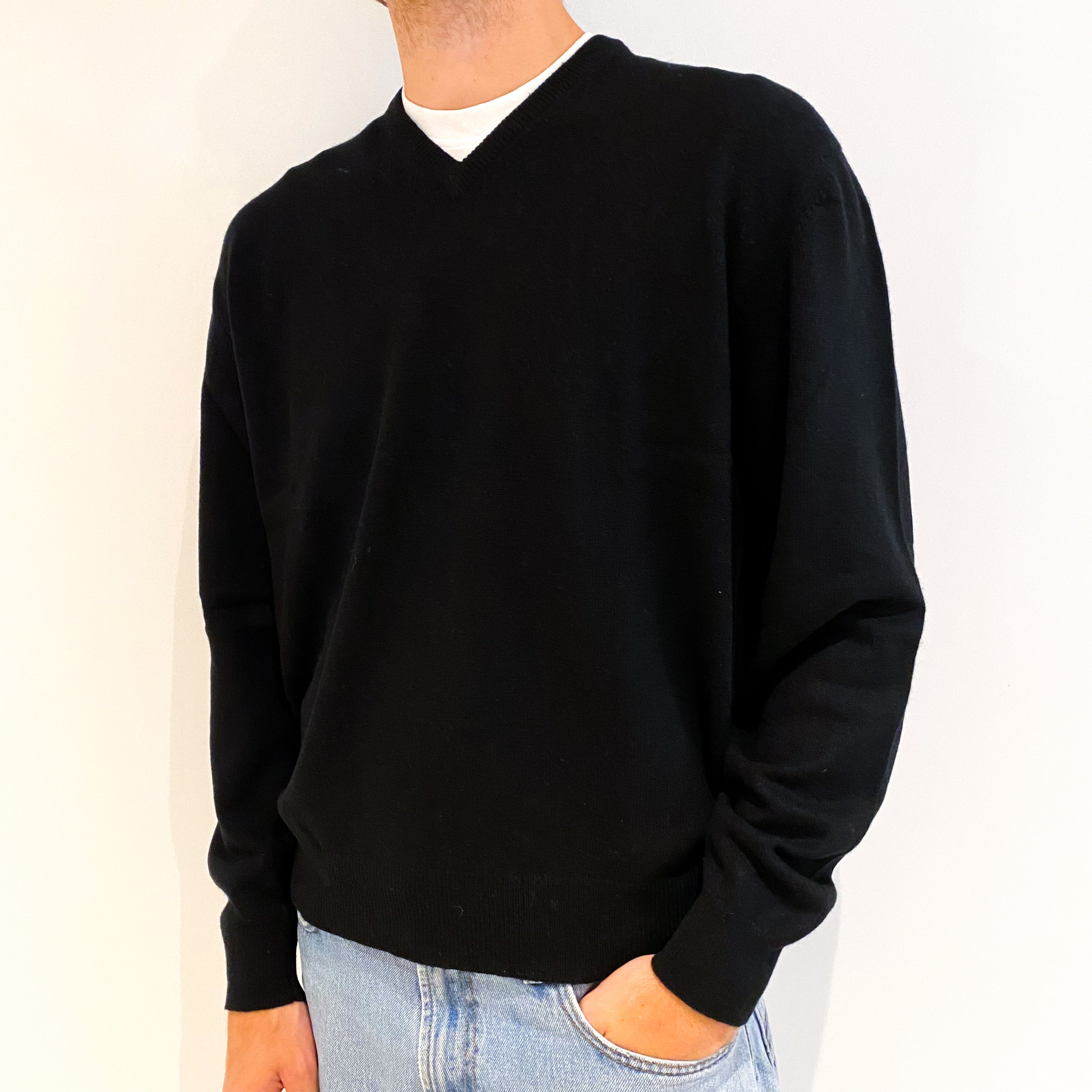 Men's Black Cashmere V-Neck Jumper Large