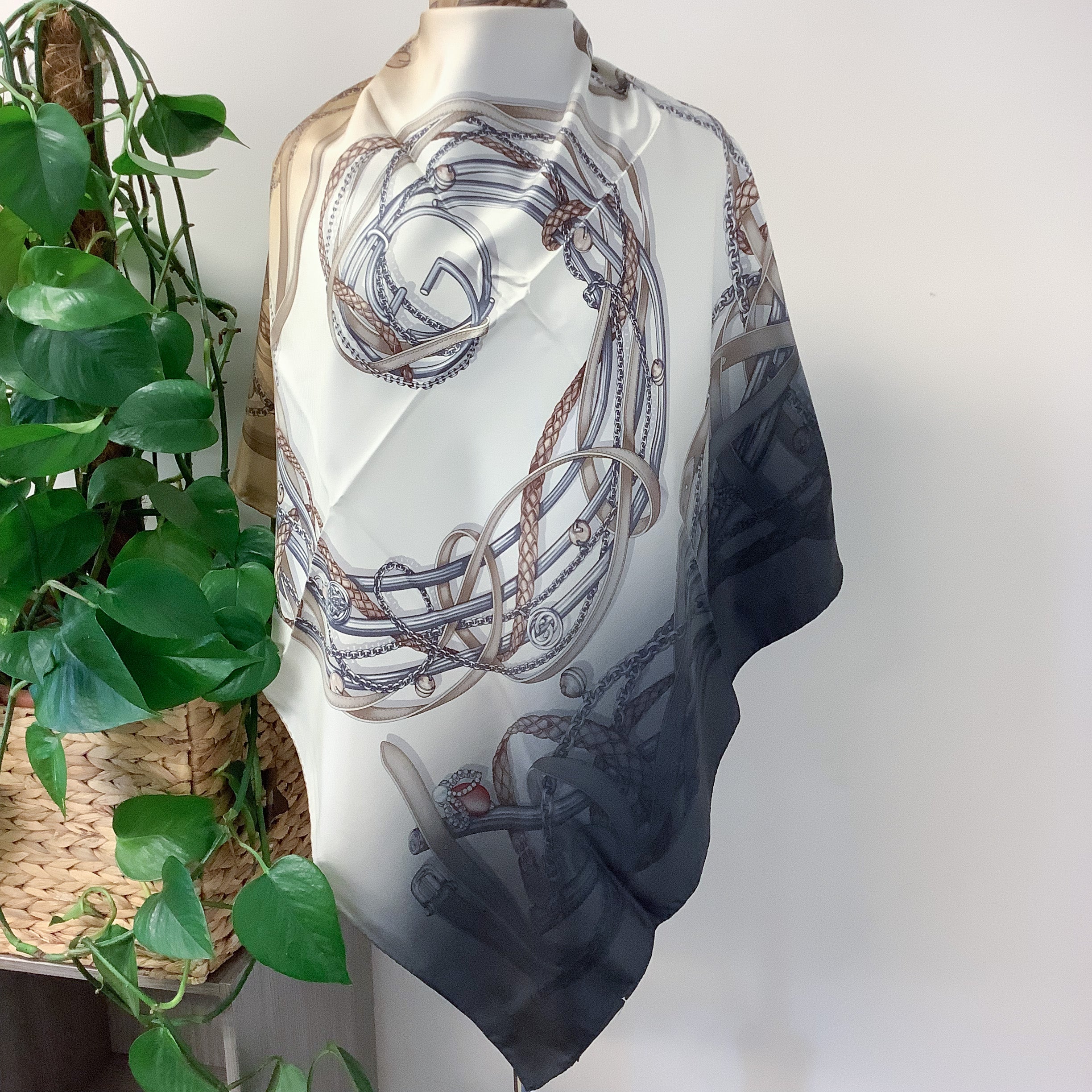 Stunning Gucci Designer Large Modern Silk Scarf