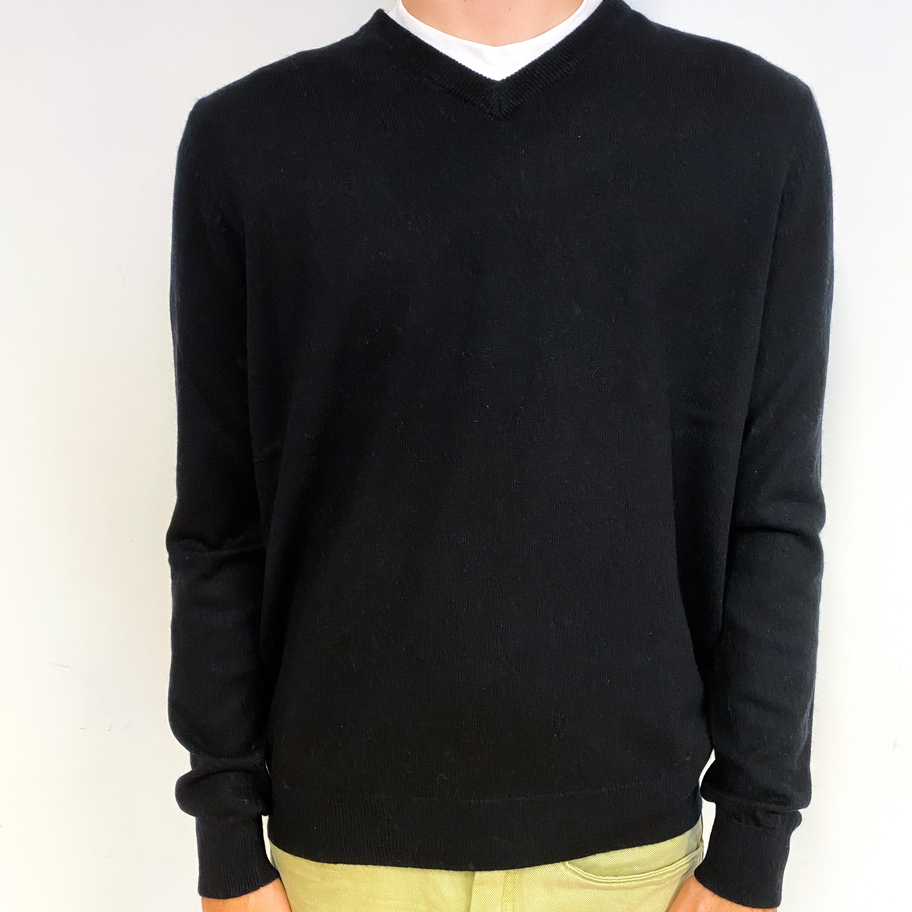 Men's Black Cashmere V-Neck Jumper Large