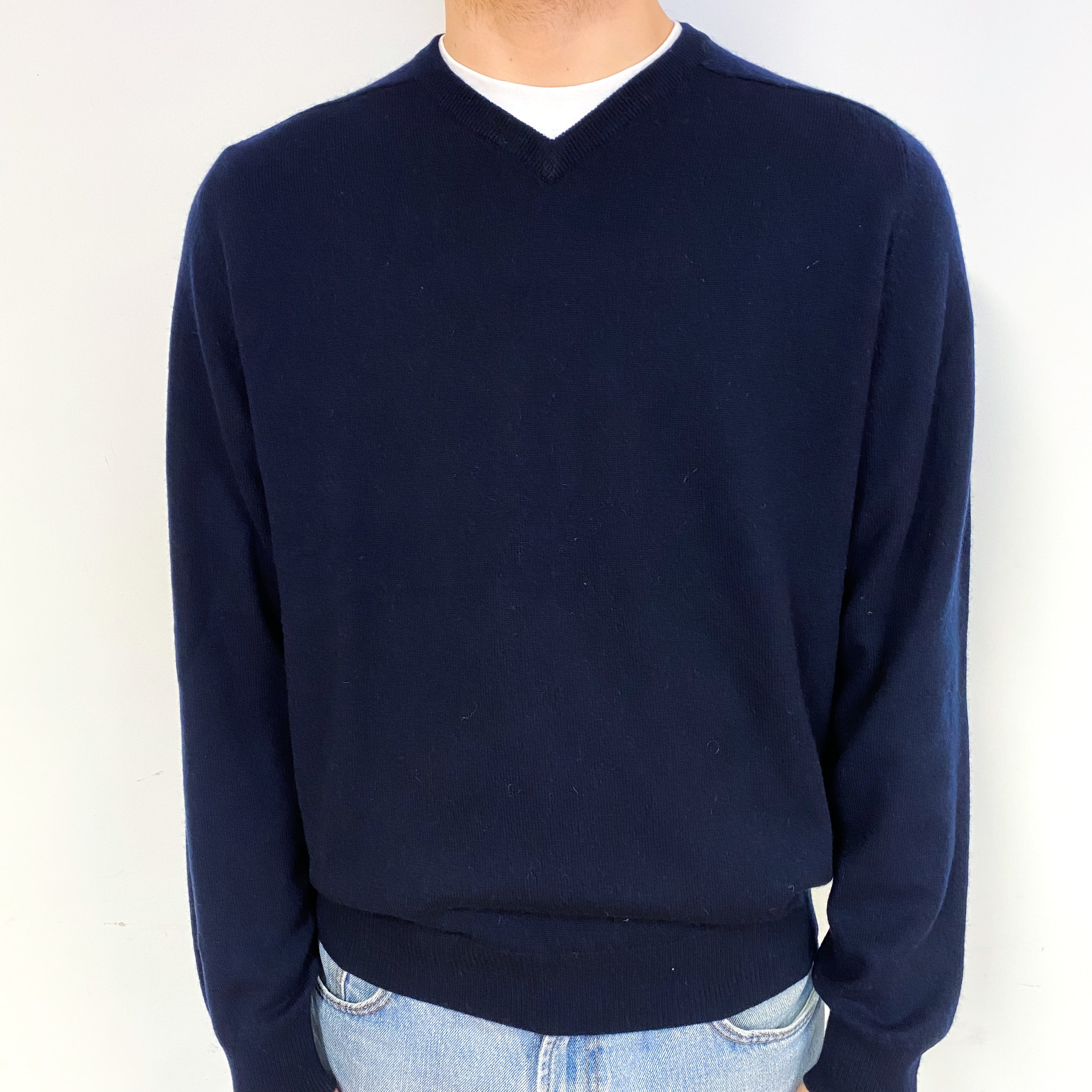 Men's Darkest Navy Cashmere V-Neck Jumper Large