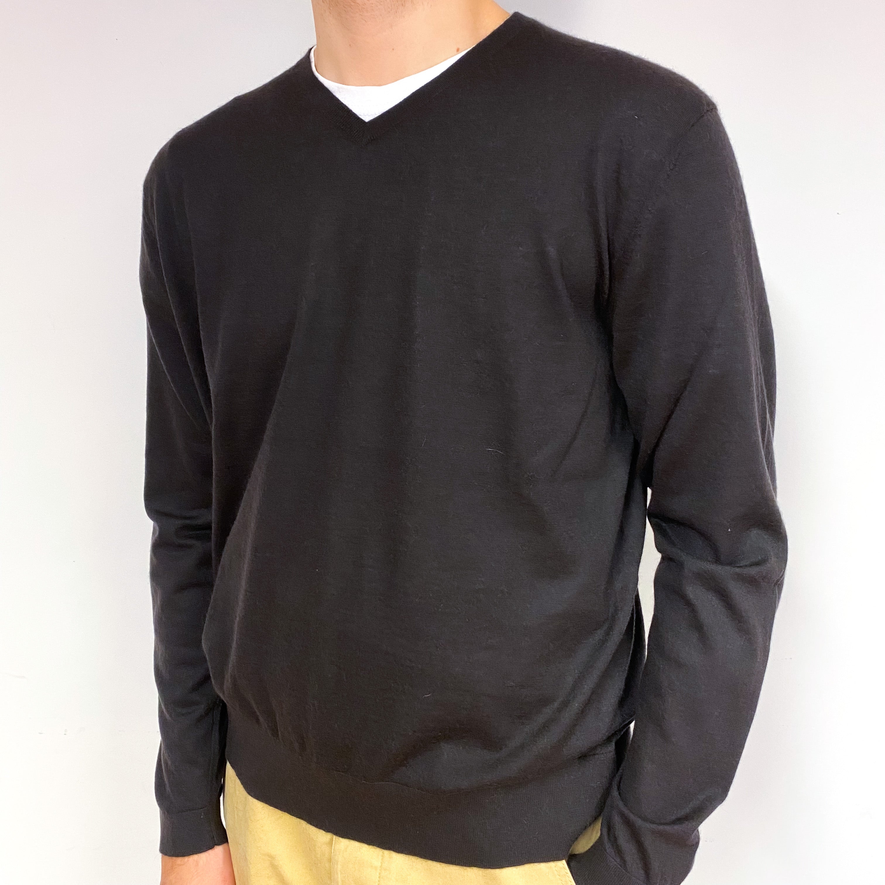 Men's Darkest Brown Fine Knit Cashmere V-Neck Jumper Large