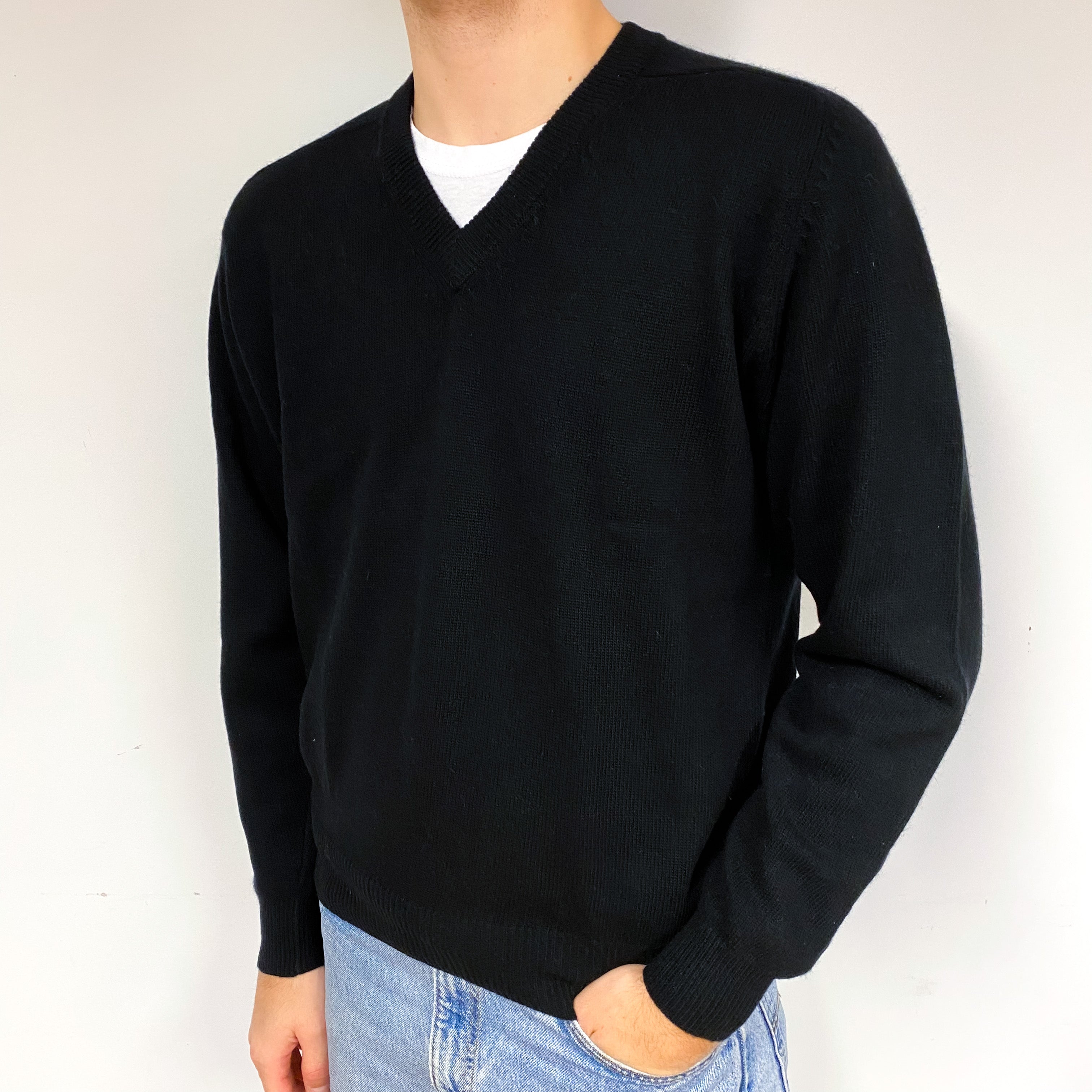 Men's Black Cashmere V-Neck Jumper Large
