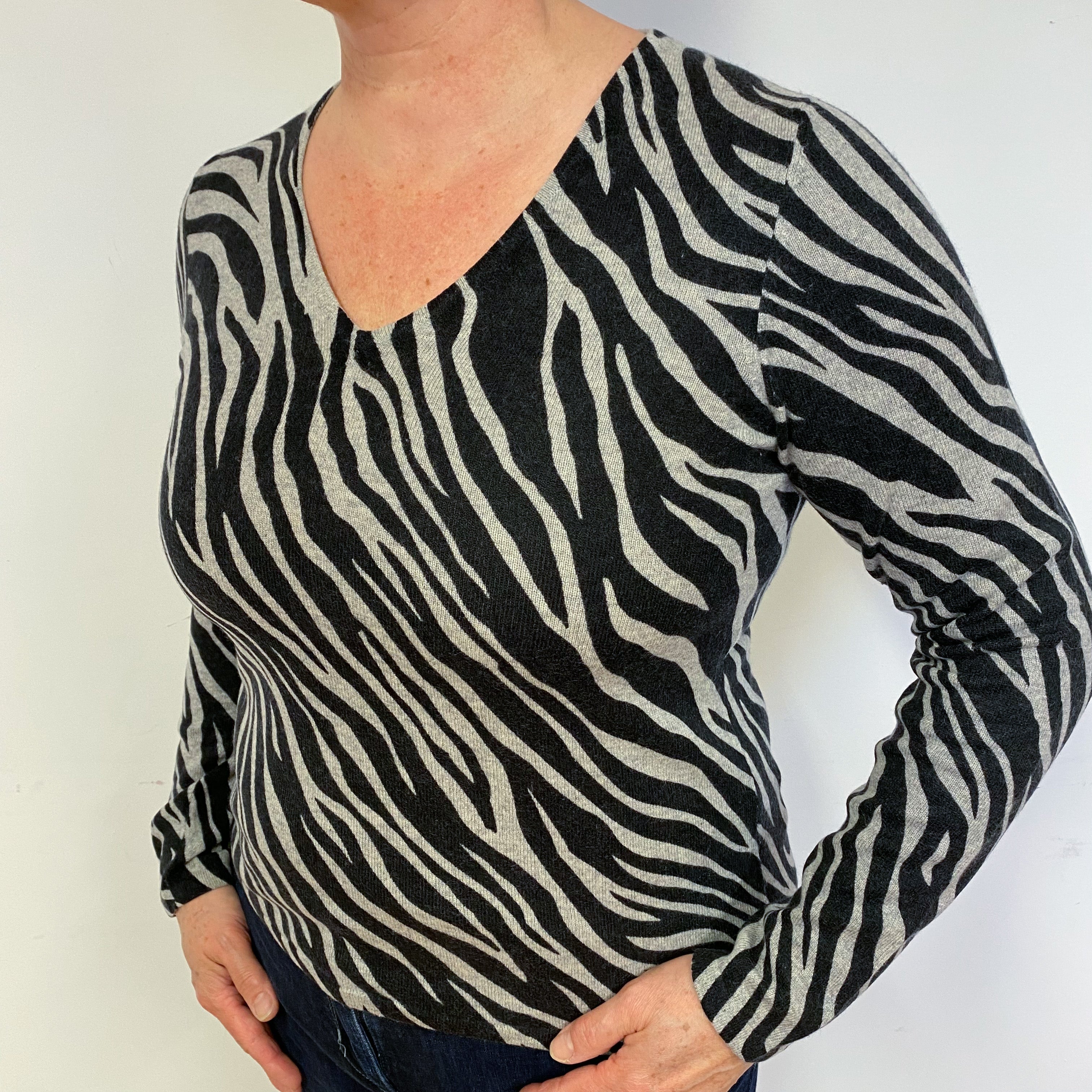 Black Grey Animal Print Cashmere V-Neck Jumper Large.