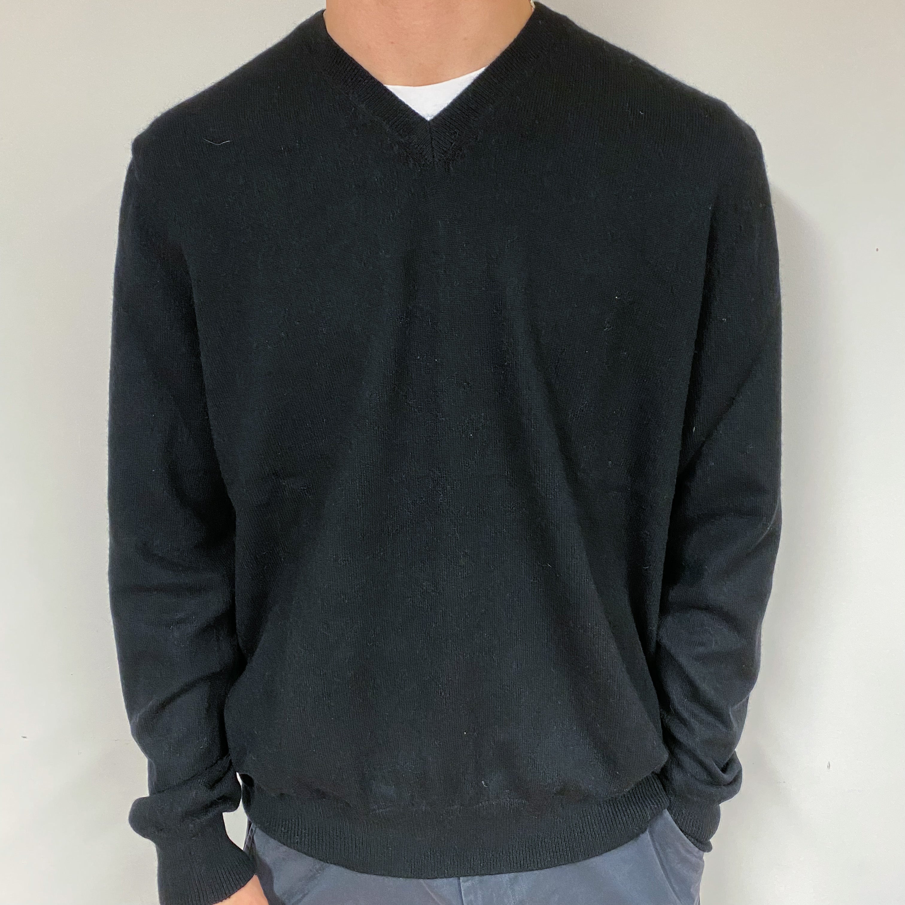 Men's Black Cashmere V-Neck Jumper Large