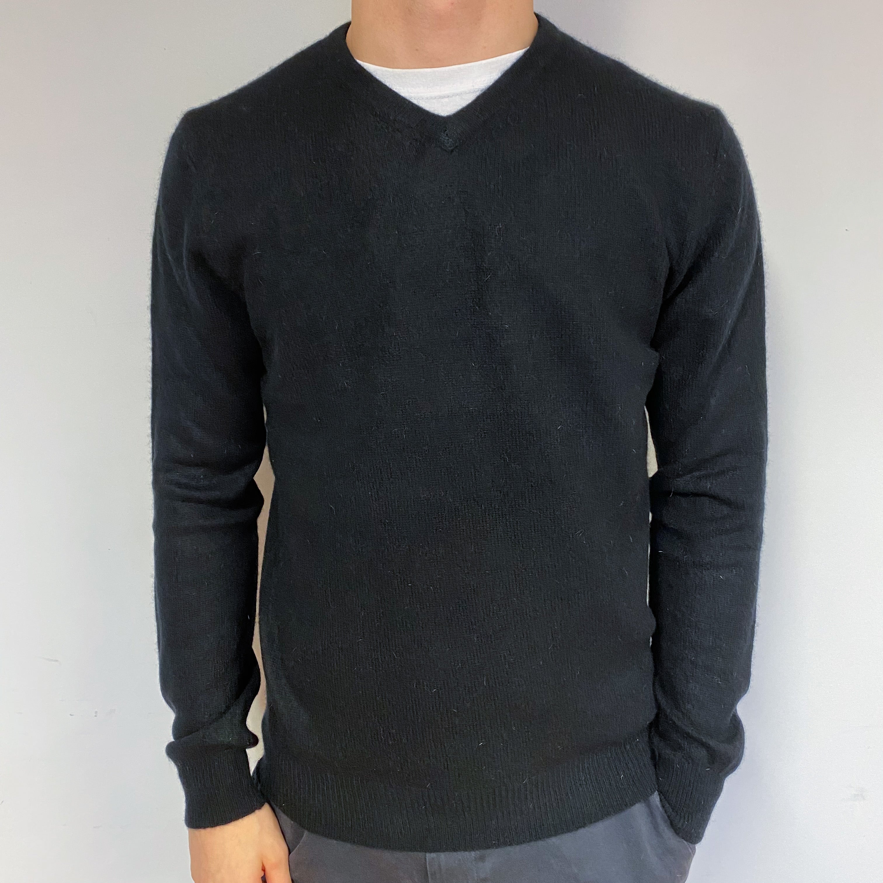 Men's Black Cashmere V-Neck Jumper Large