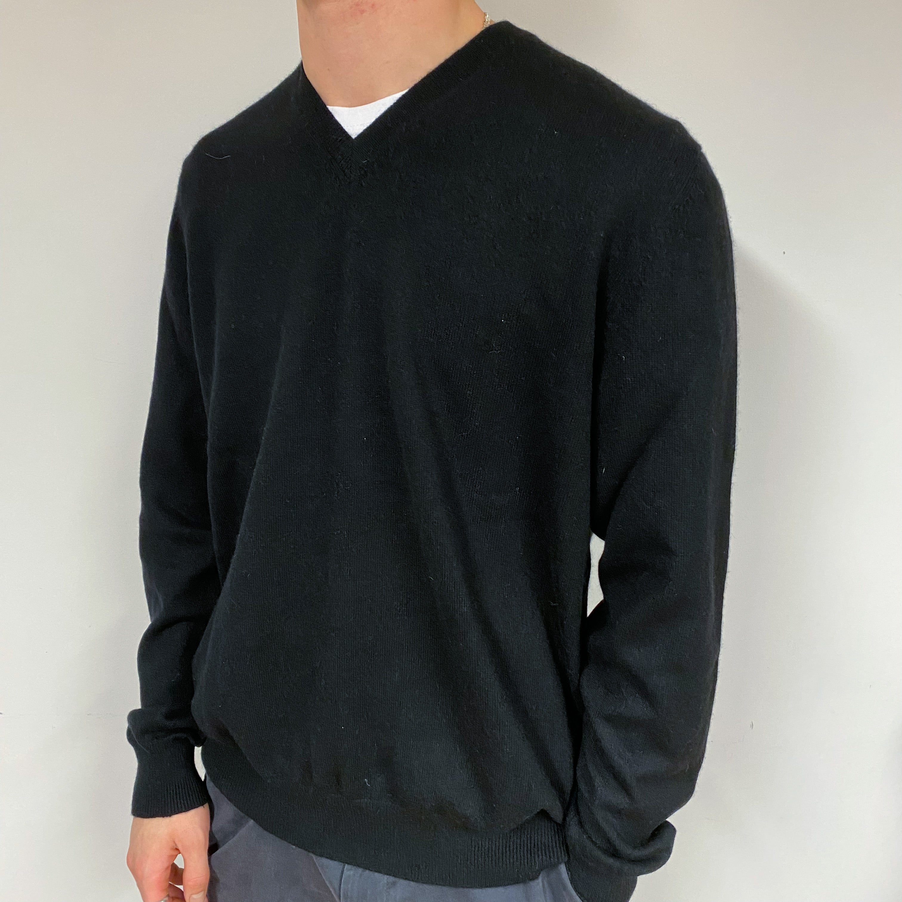 Men's Black Cashmere V-Neck Jumper Large