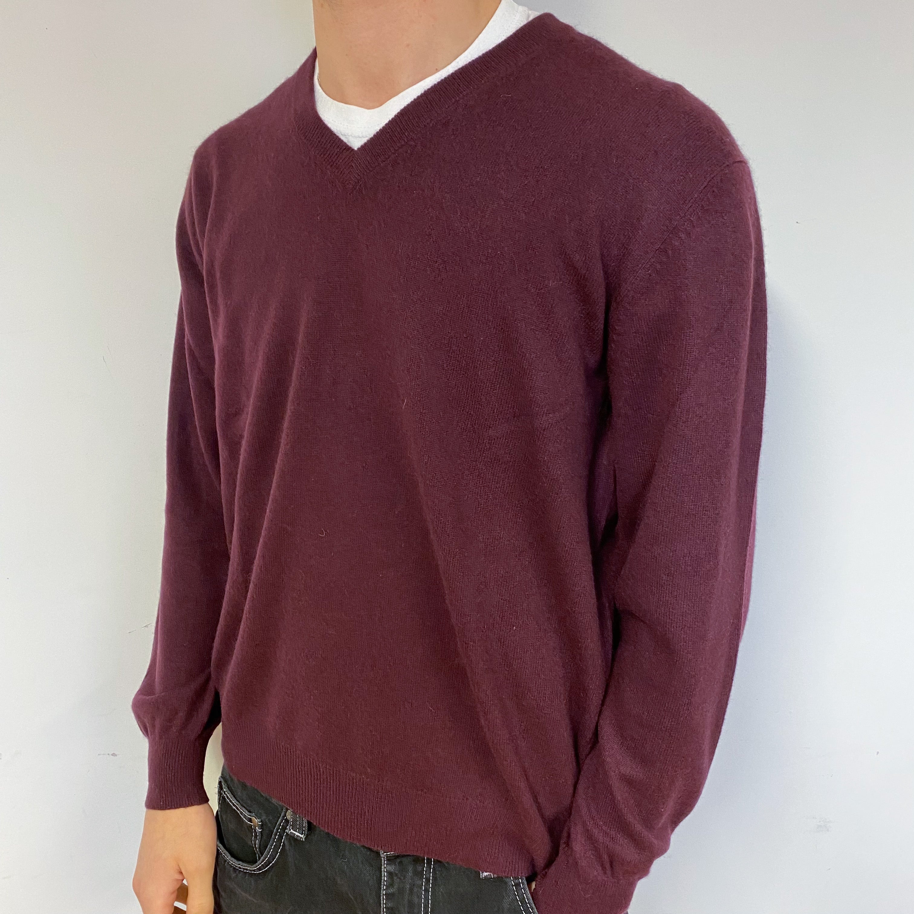 Men’s Mulberry Purple Cashmere V-Neck Jumper Medium