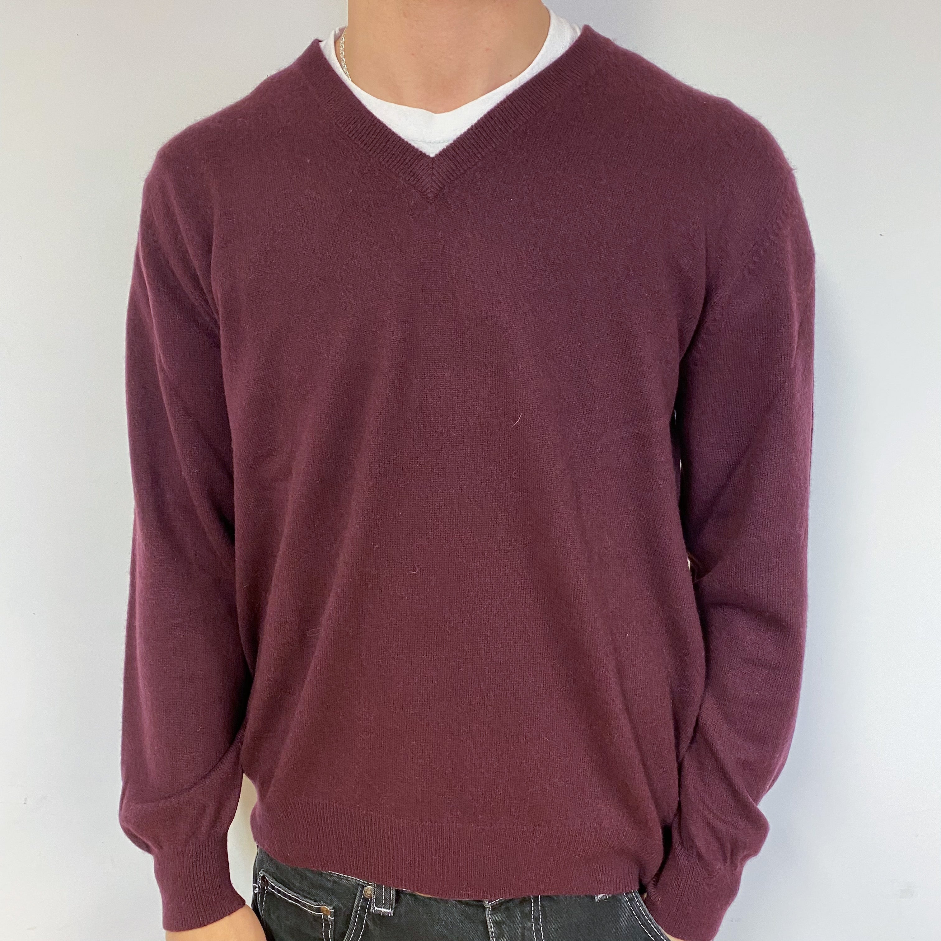 Men’s Mulberry Purple Cashmere V-Neck Jumper Medium