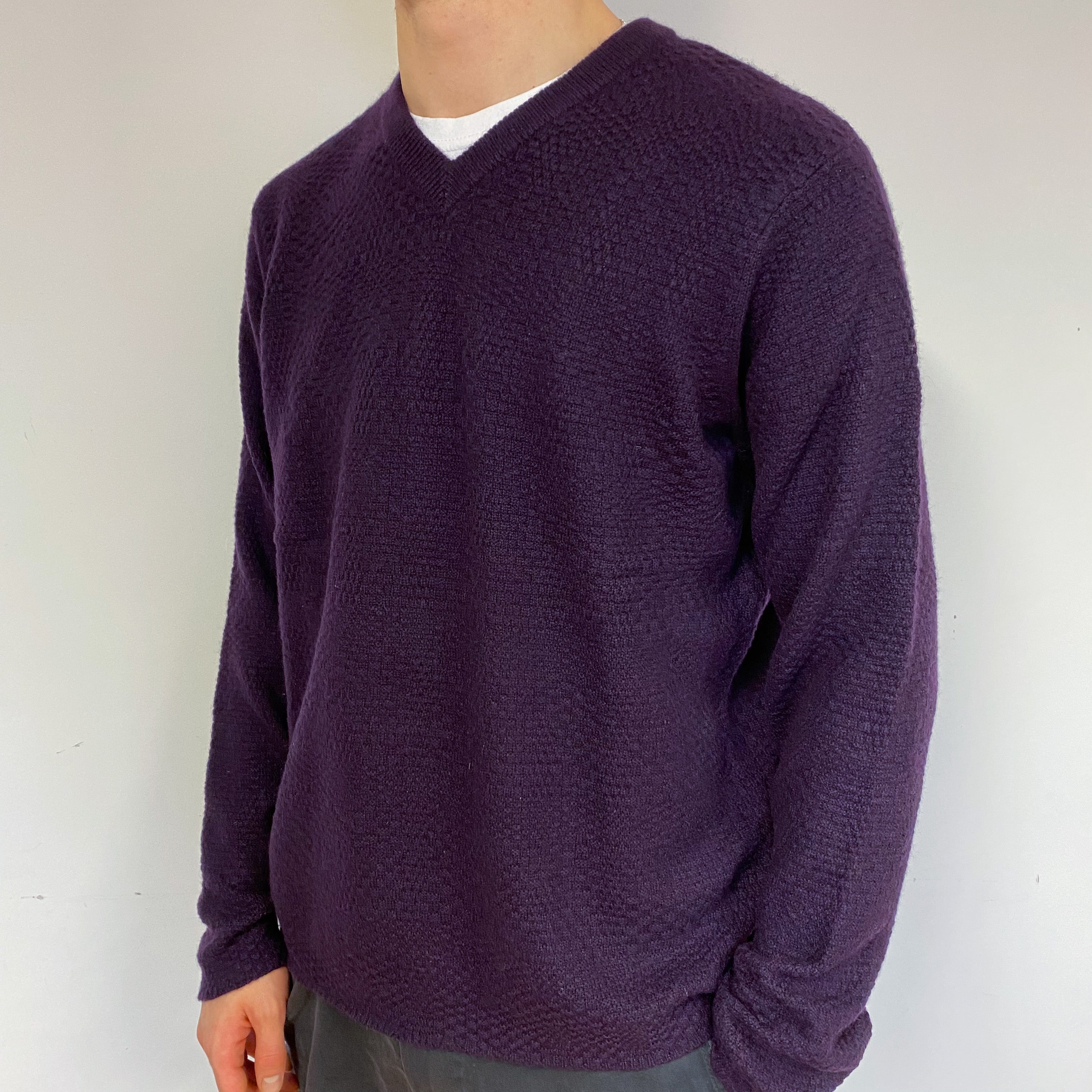 Men's Iris Purple Cashmere V-Neck Jumper Large
