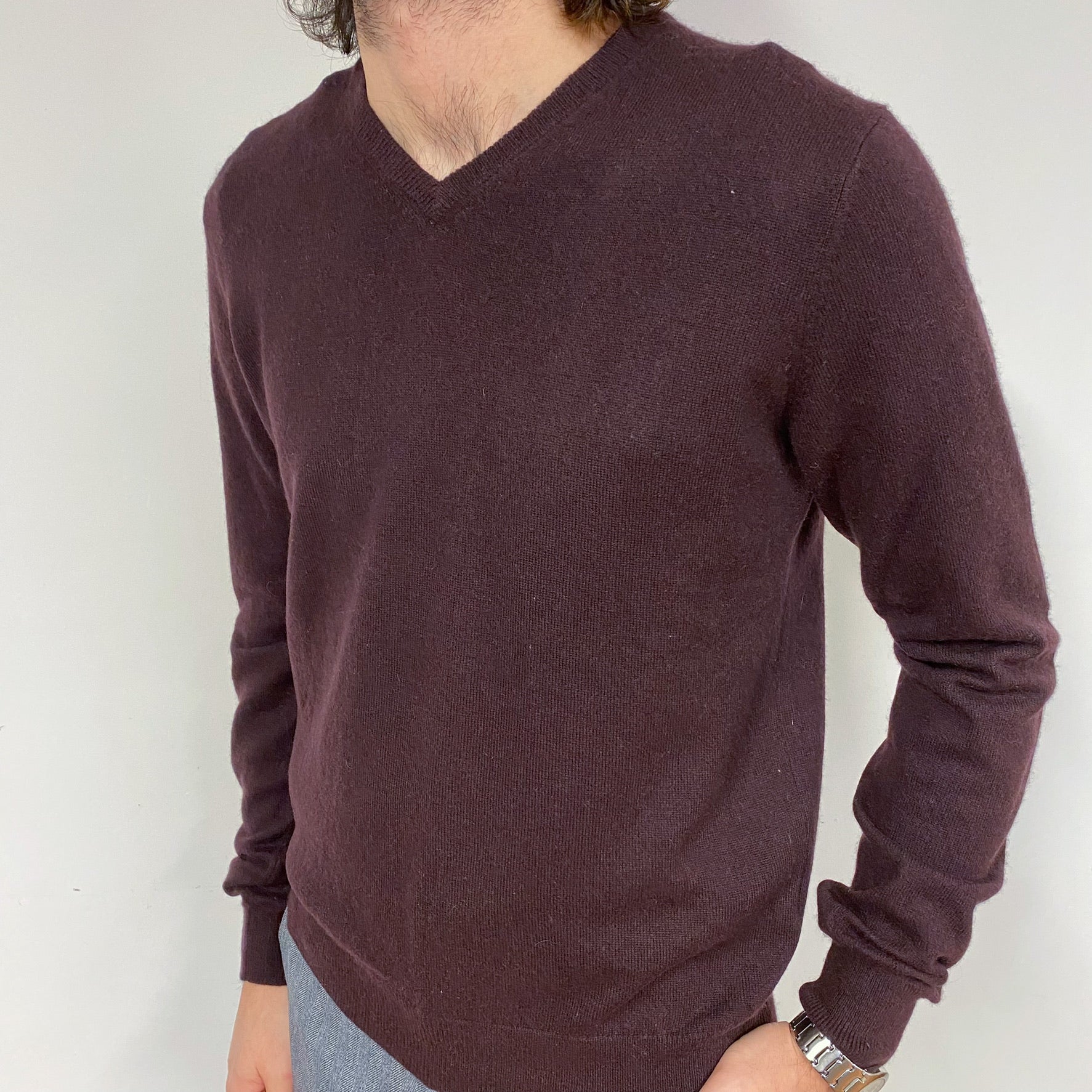 Men's Darkest Aubergine Cashmere V-Neck Jumper Small
